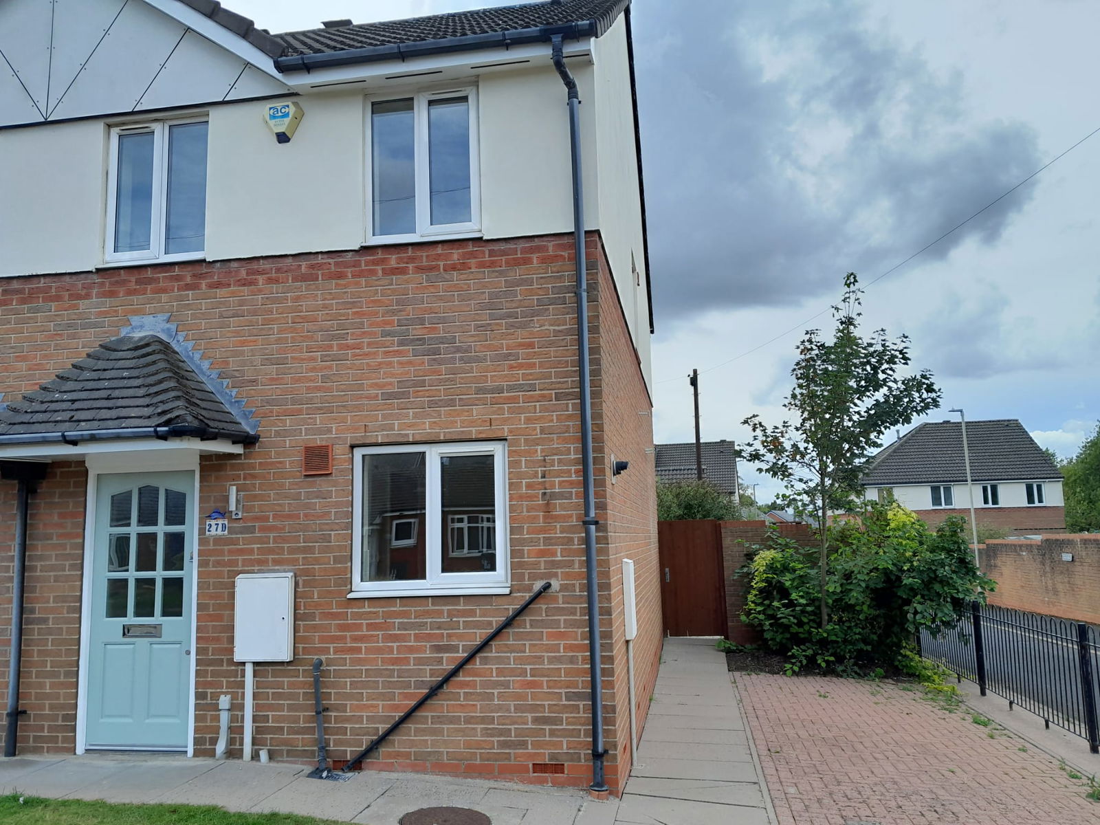 2 bedroom Semi-detached house Under Offer