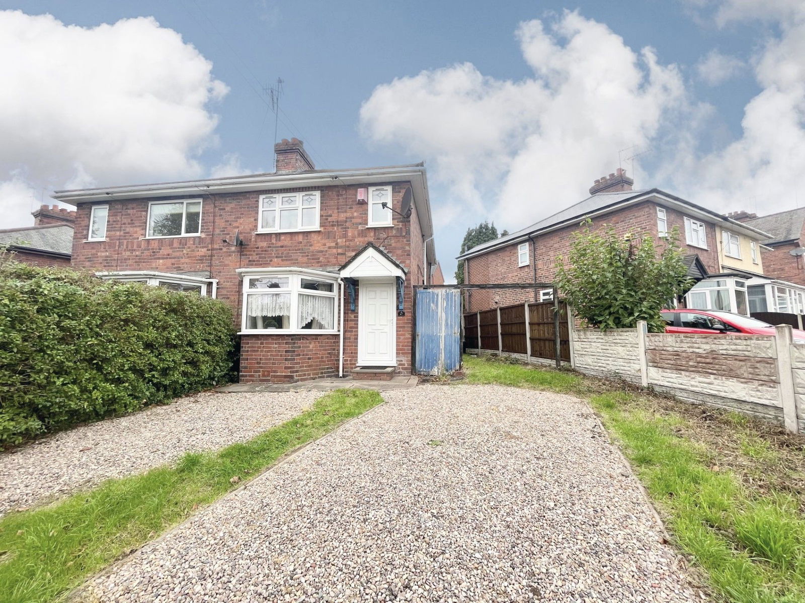 2 bedroom Semi-detached house Under Offer