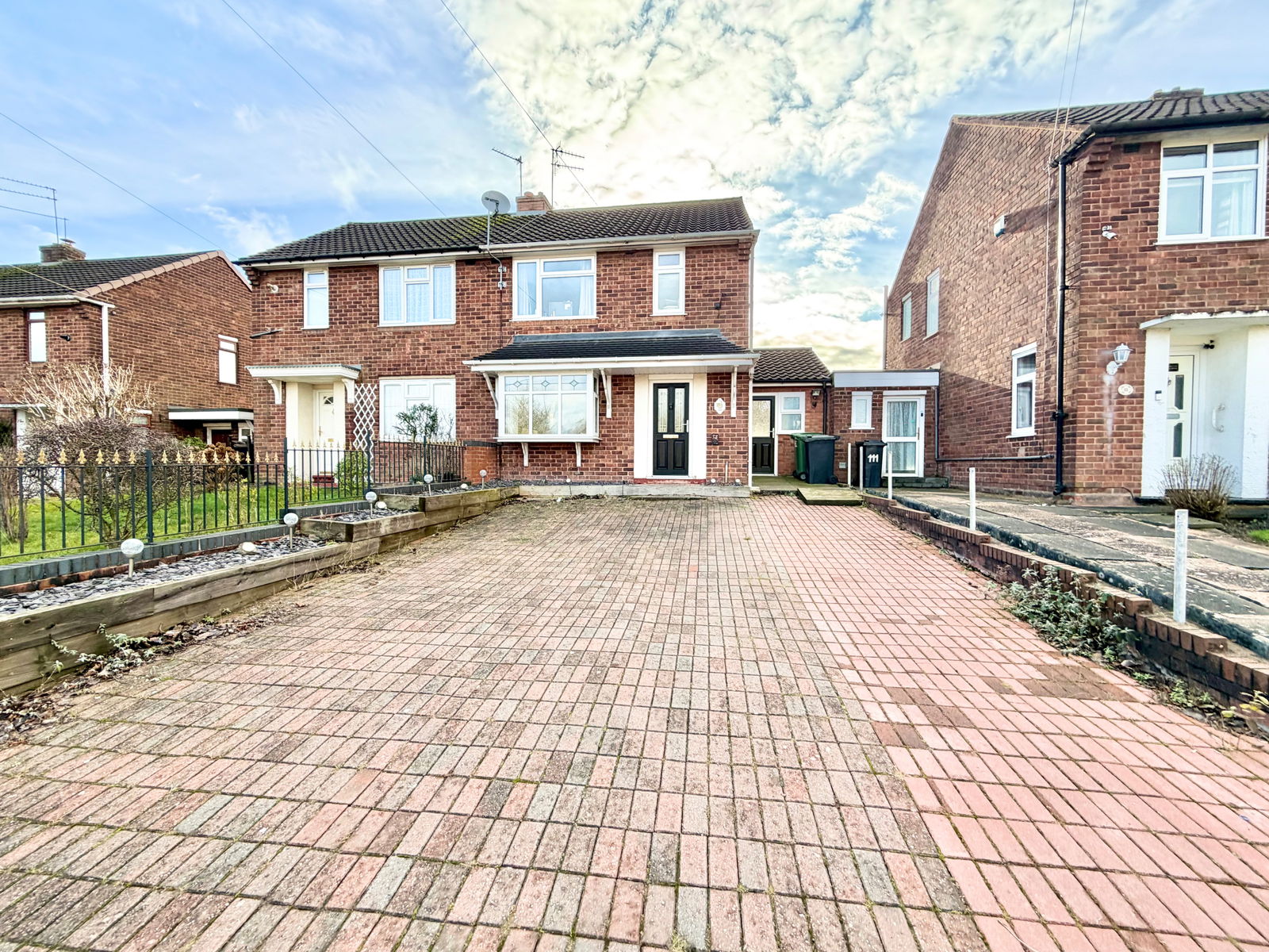 2 bedroom Semi-detached house Under Offer