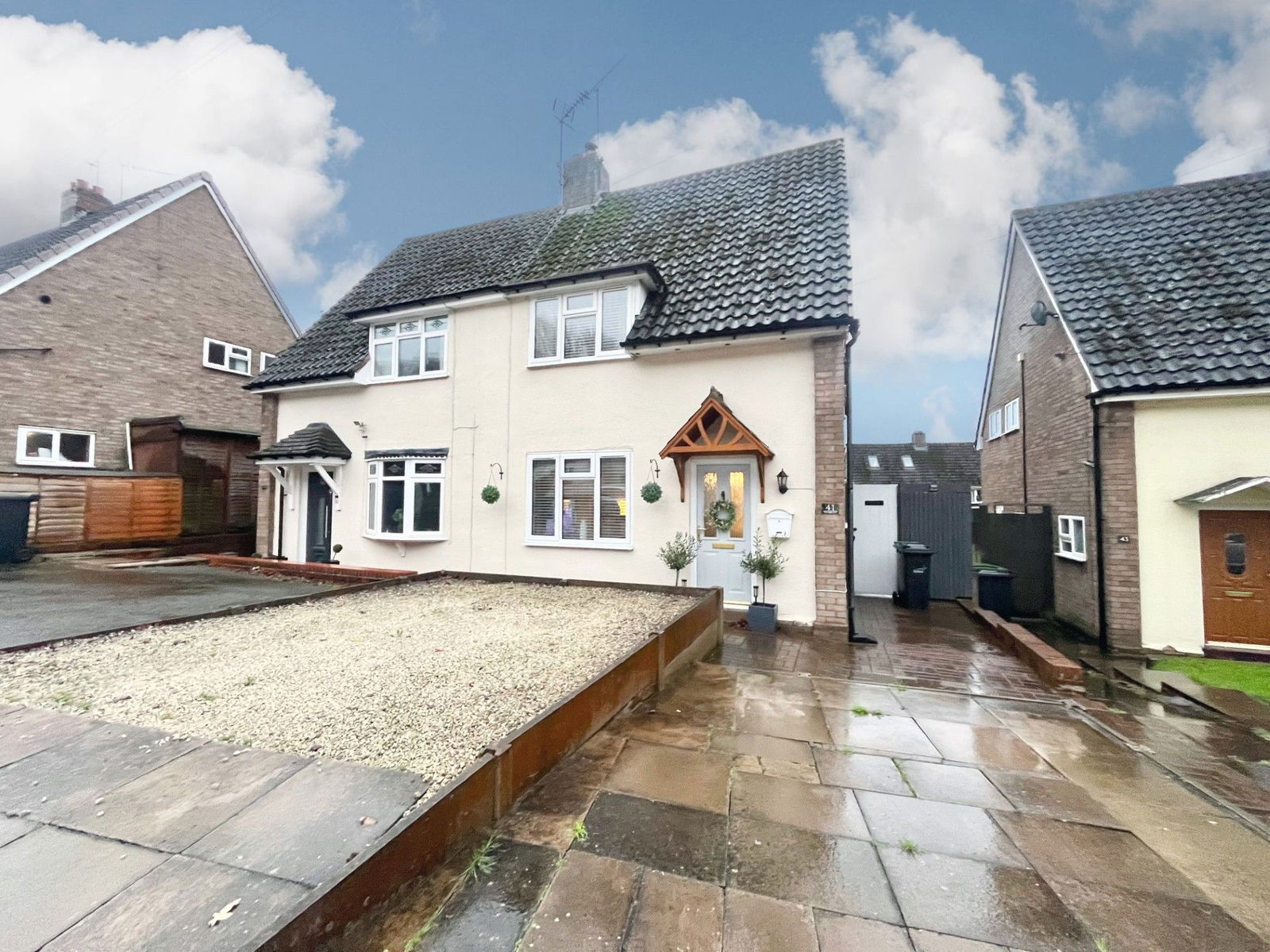 2 bedroom Semi-detached house Under Offer