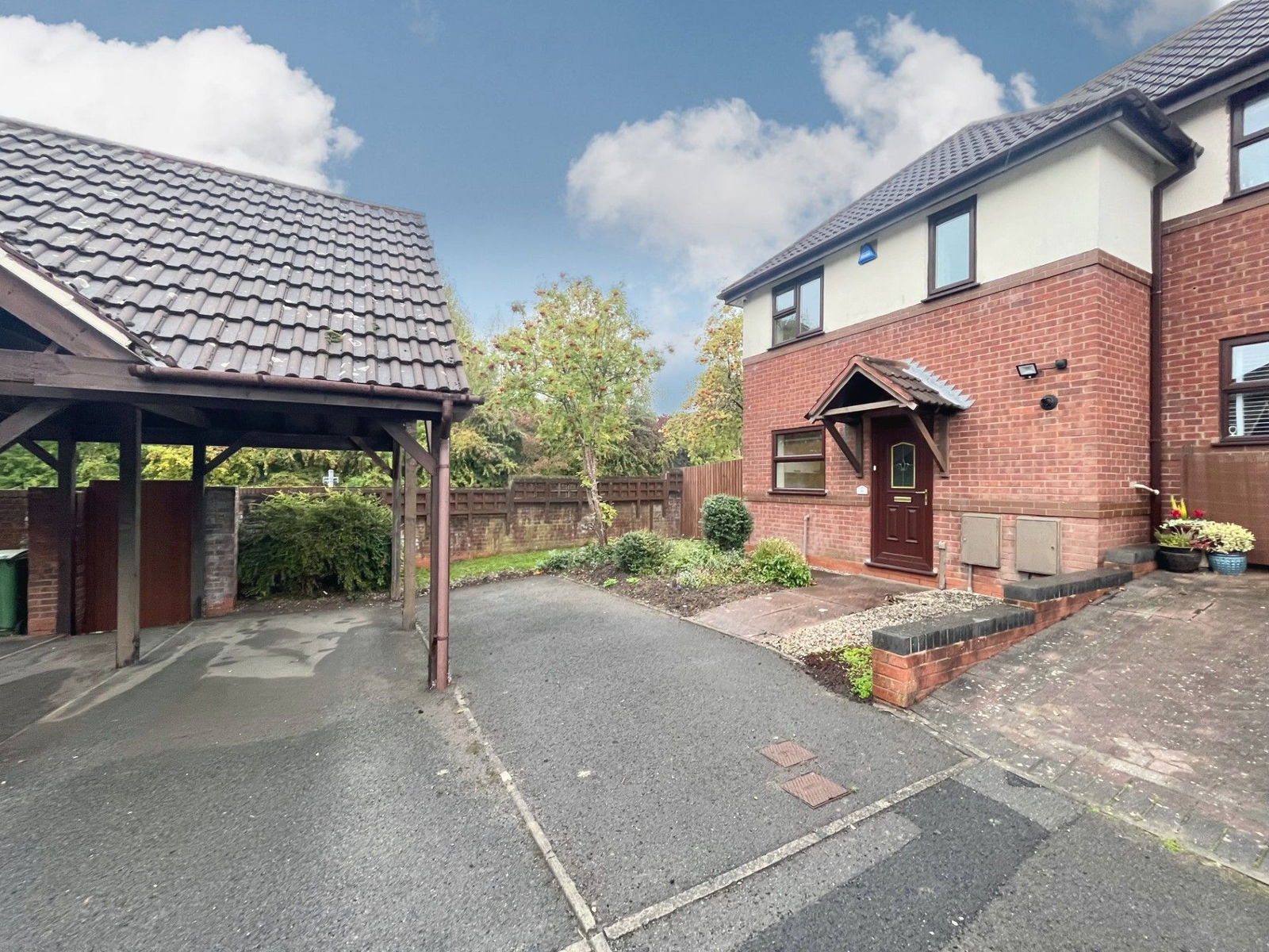 3 bedroom Semi-detached house Under Offer