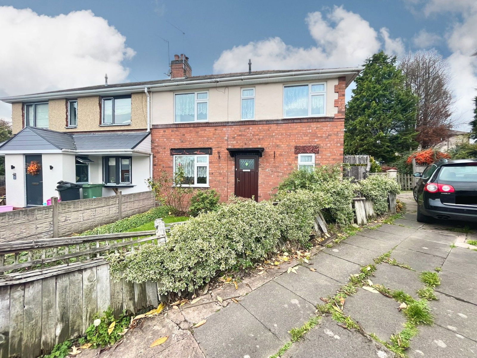 3 bedroom Semi-detached house Under Offer