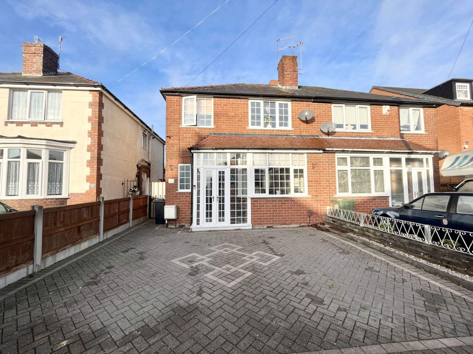 3 bedroom Semi-detached house Under Offer