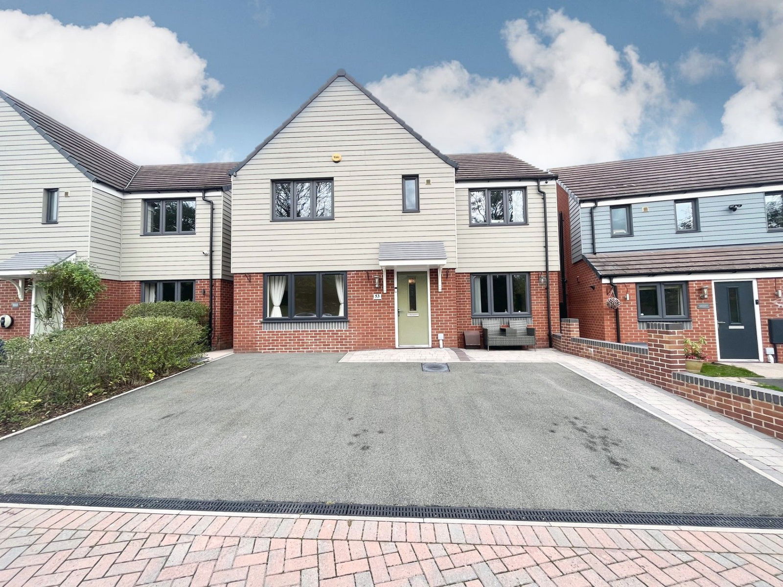 5 bedroom Detached house Under Offer