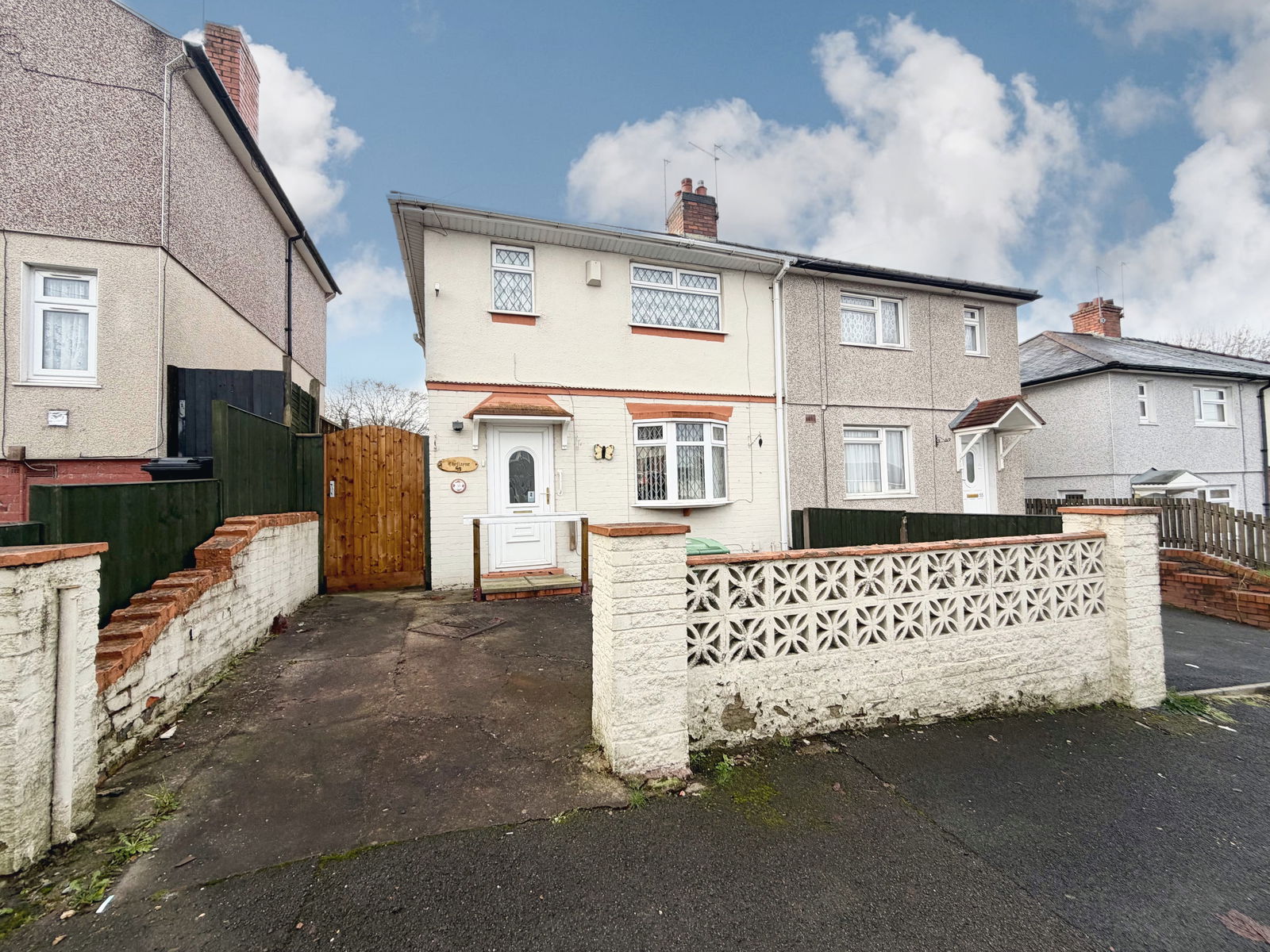 2 bedroom Semi-detached house Under Offer