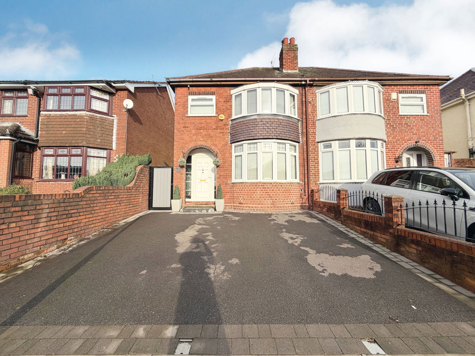 3 bedroom Semi-detached house Under Offer