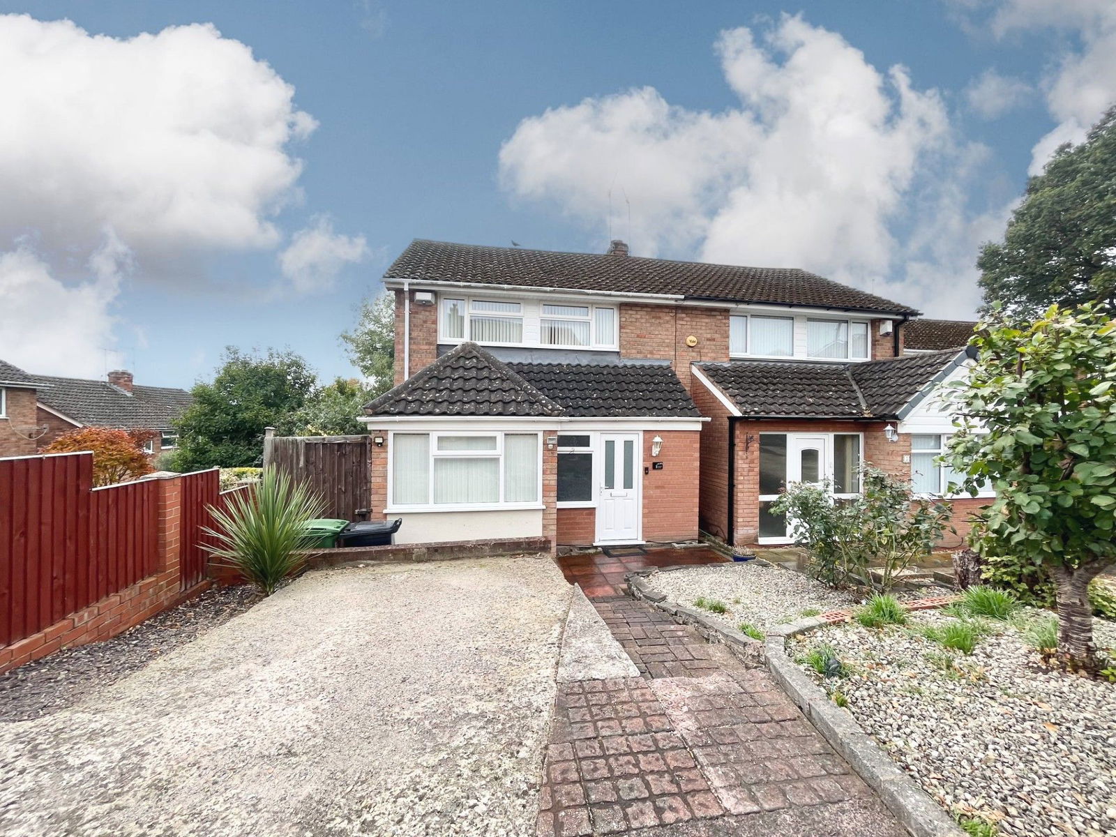 3 bedroom Semi-detached house Under Offer