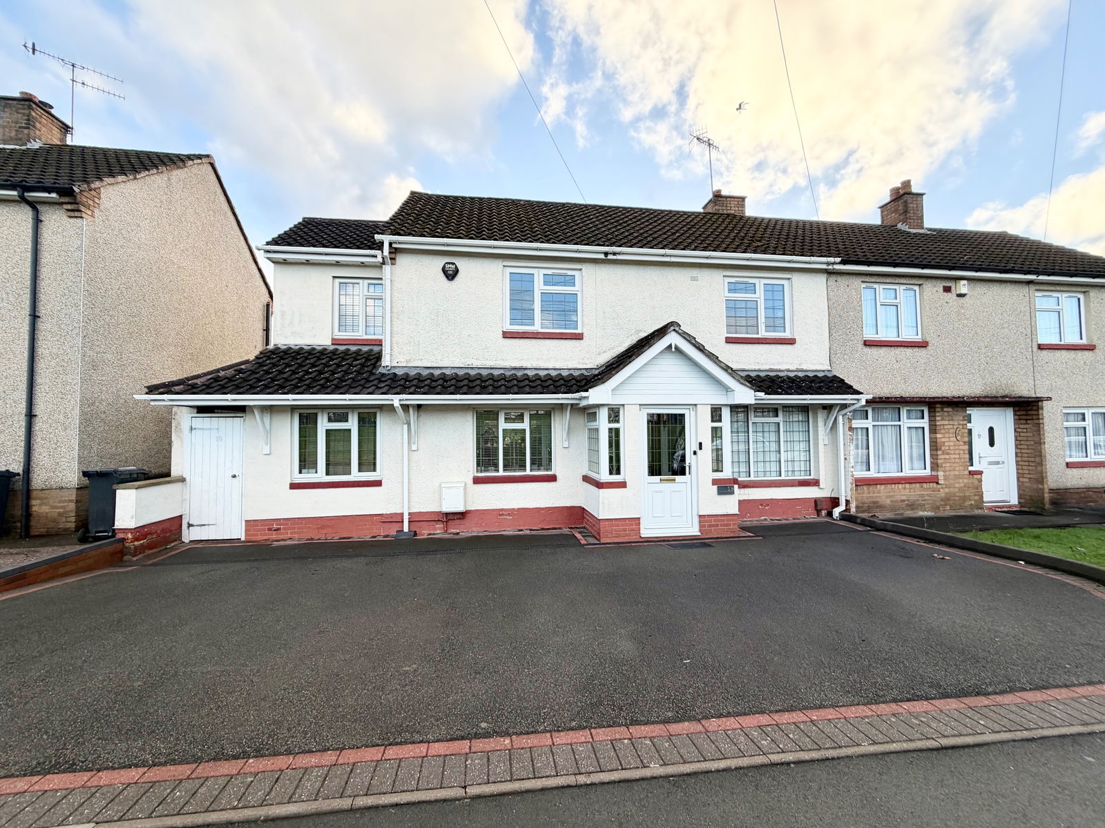 3 bedroom Semi-detached house Under Offer