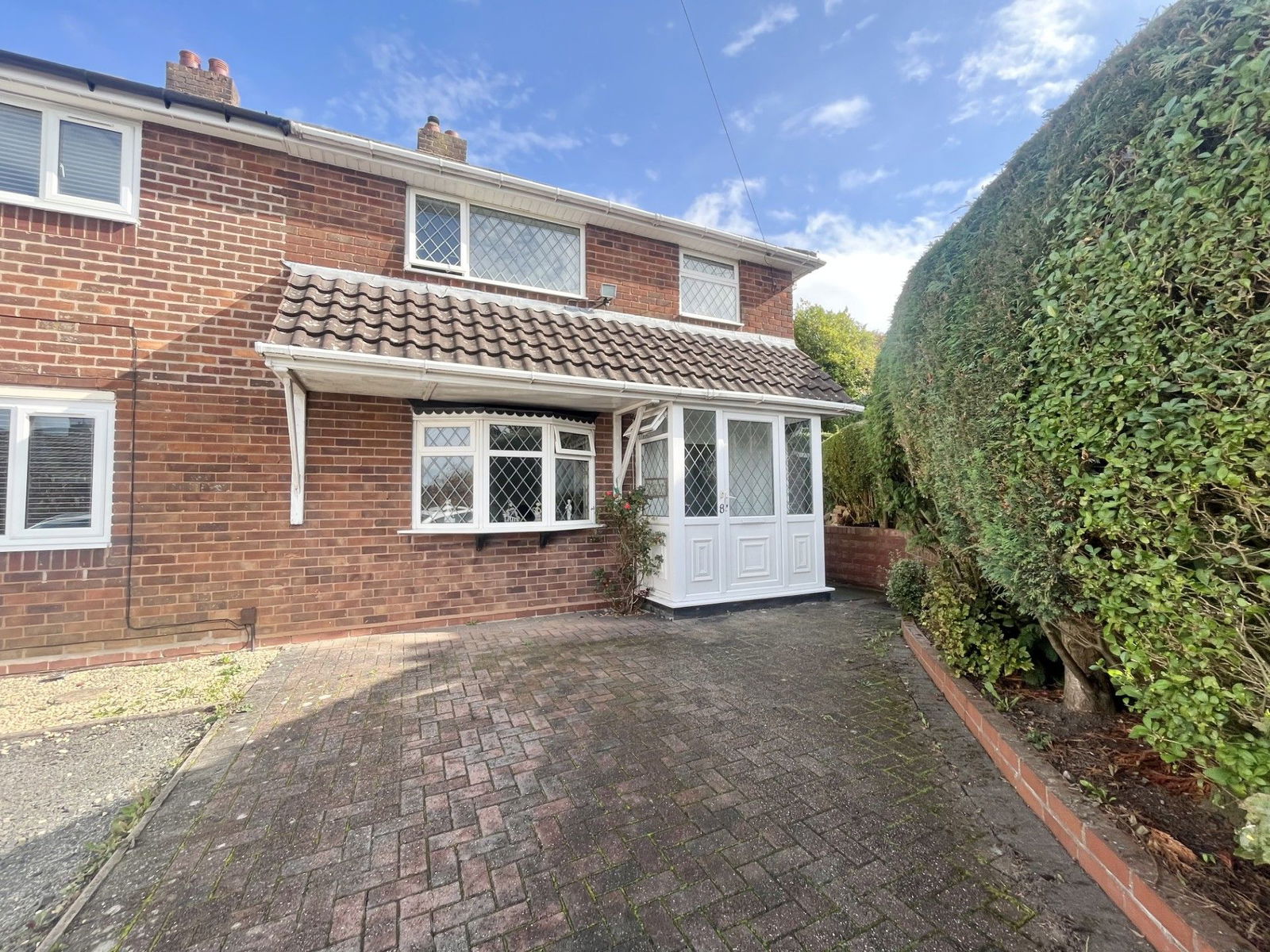 3 bedroom Semi-detached house Under Offer
