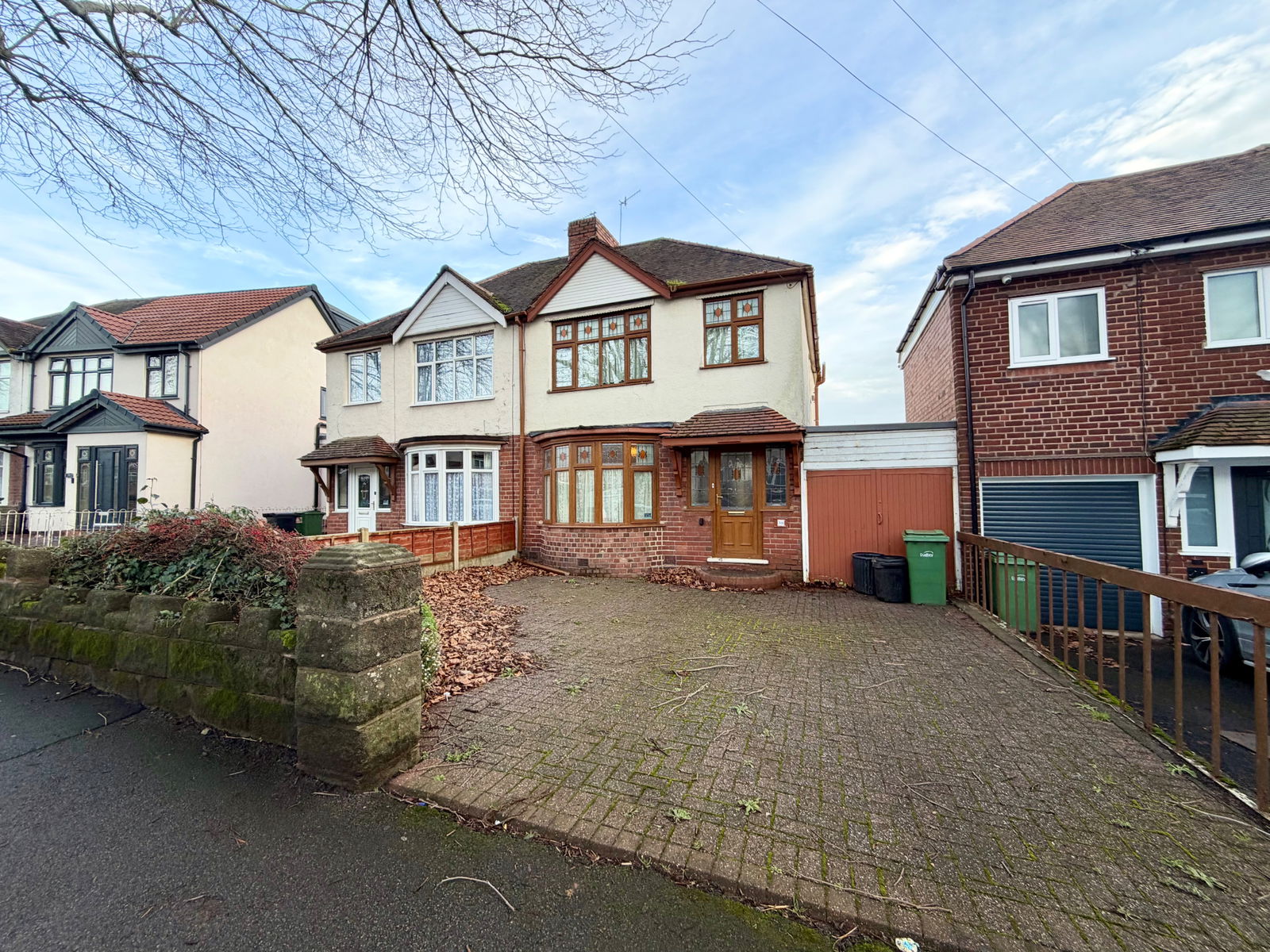 3 bedroom Semi-detached house Under Offer
