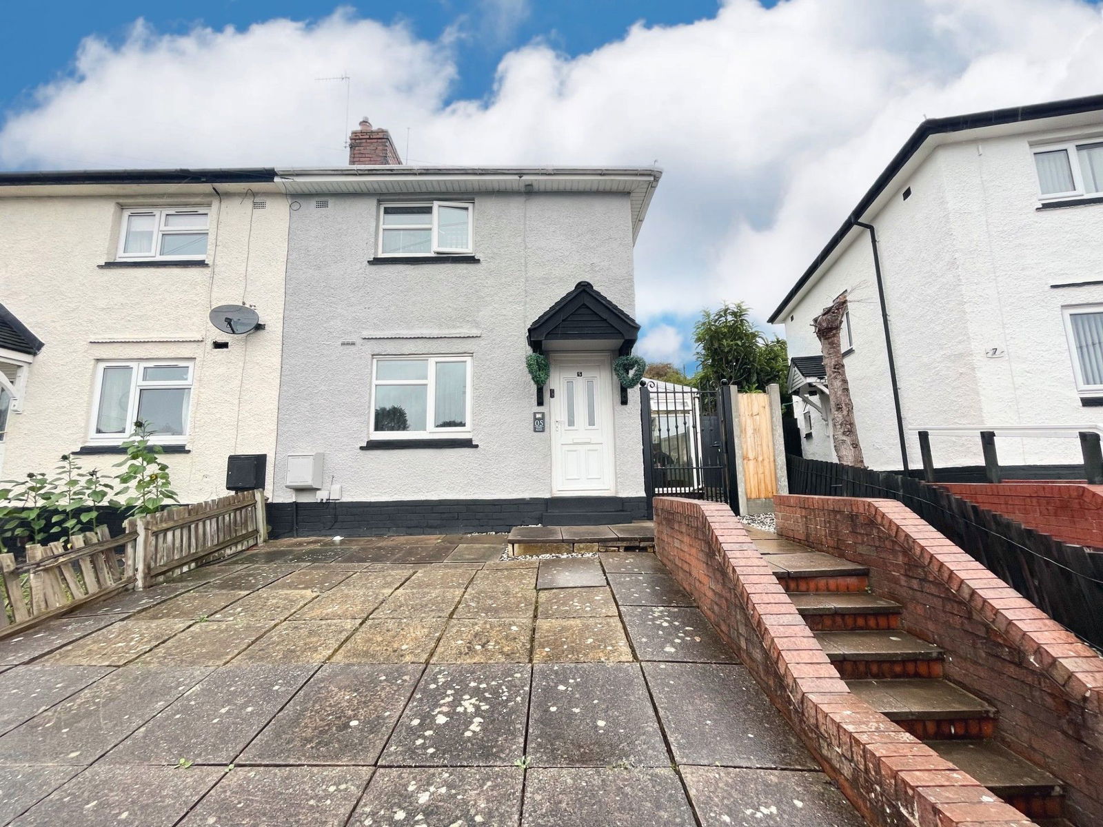 2 bedroom Semi-detached house Under Offer