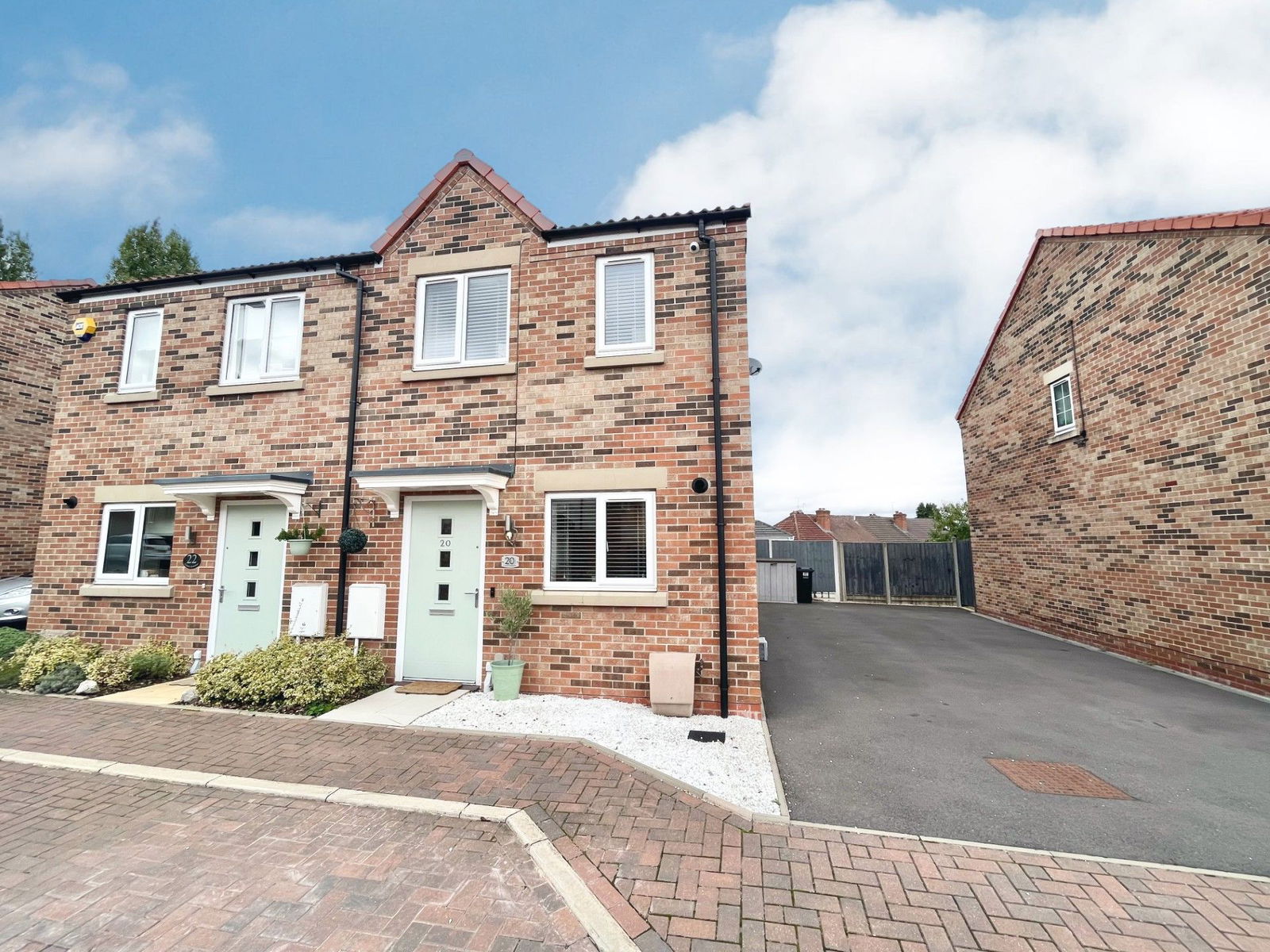 2 bedroom Semi-detached house Under Offer