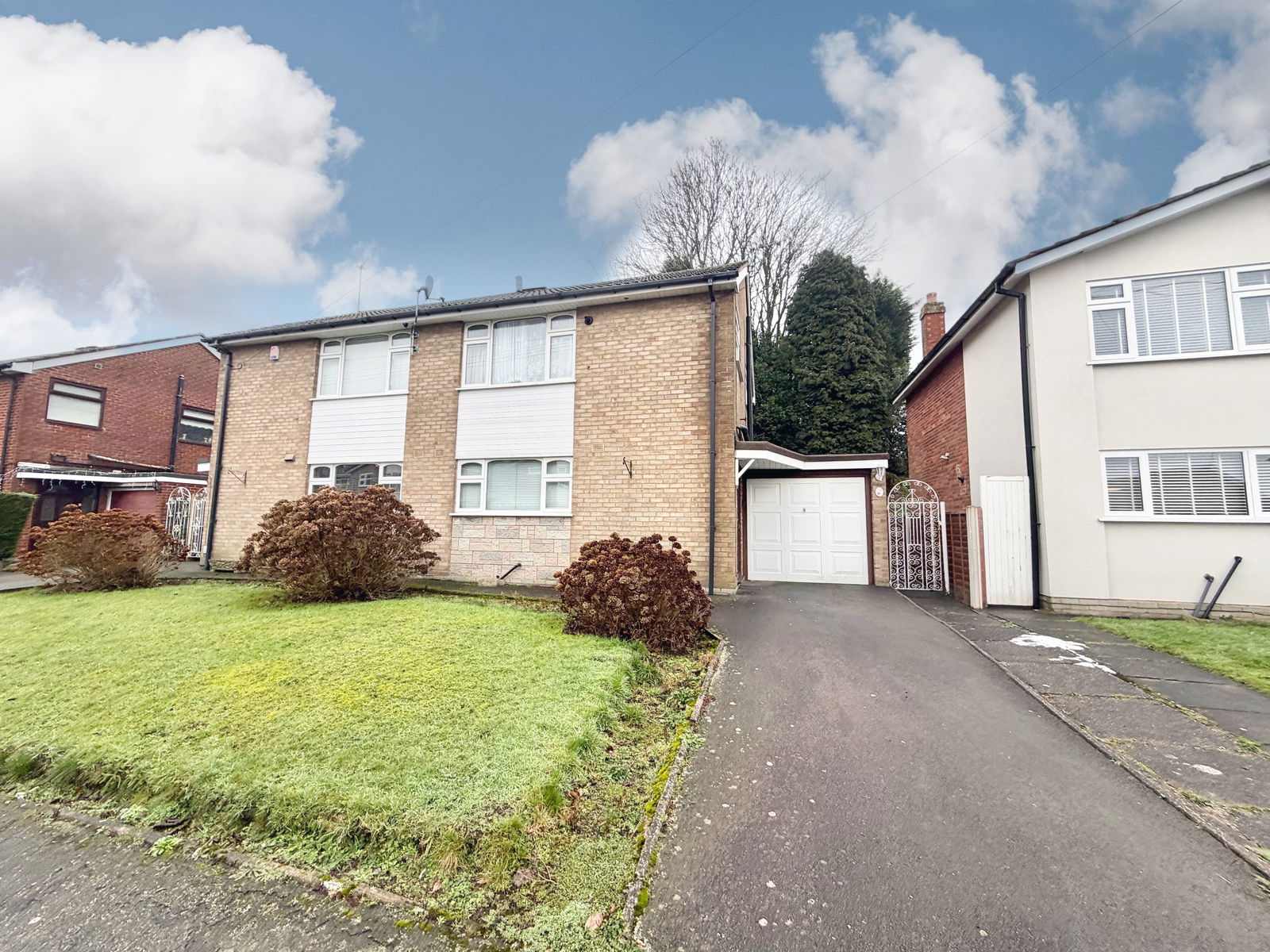 3 bedroom Semi-detached house Under Offer