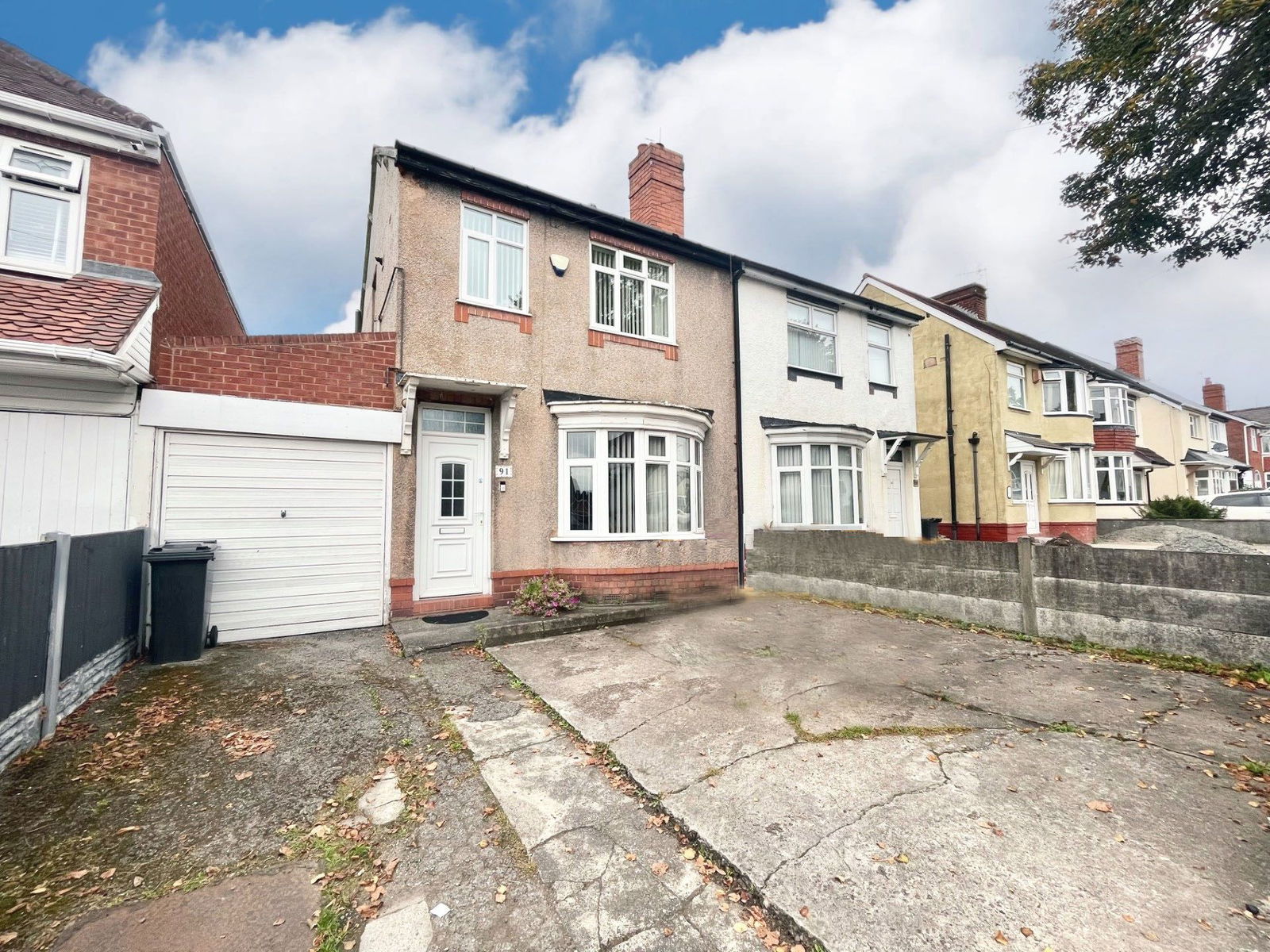 3 bedroom Semi-detached house Under Offer