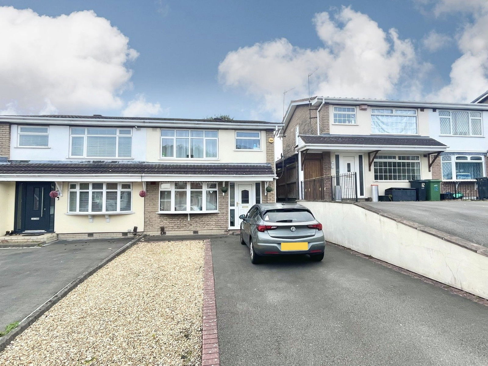 3 bedroom Semi-detached house Under Offer