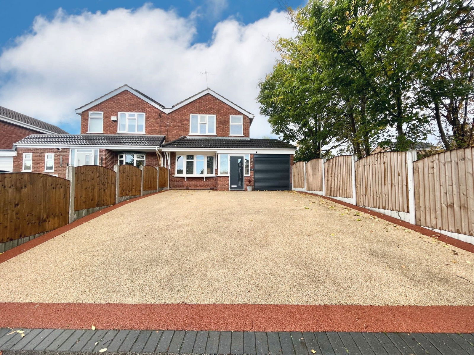3 bedroom Semi-detached house Under Offer