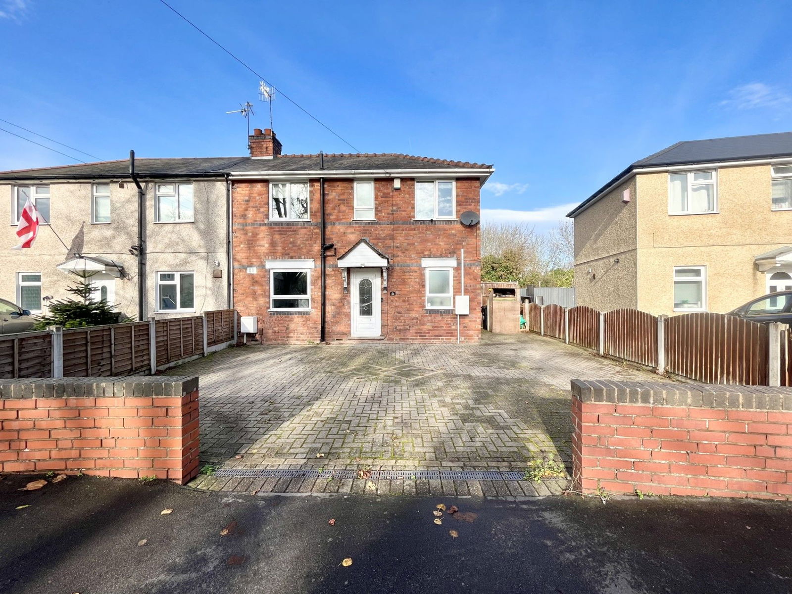 3 bedroom Semi-detached house Under Offer