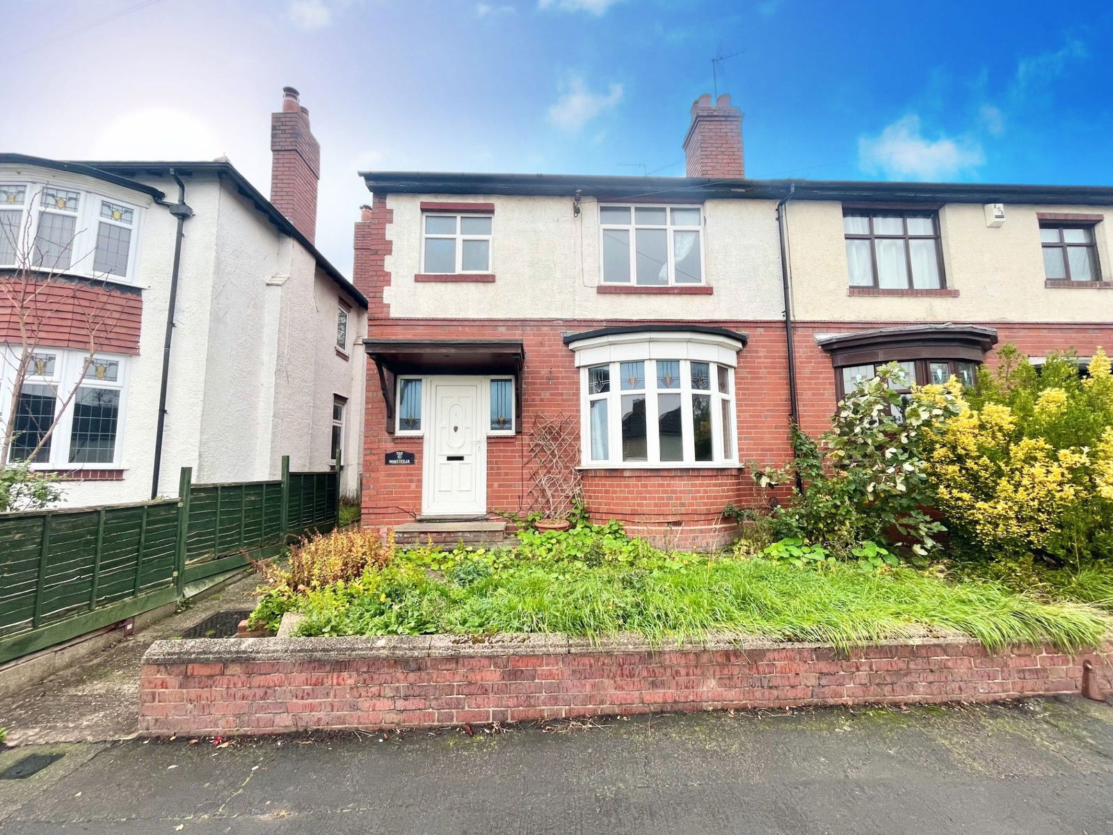 3 bedroom Semi-detached house Under Offer