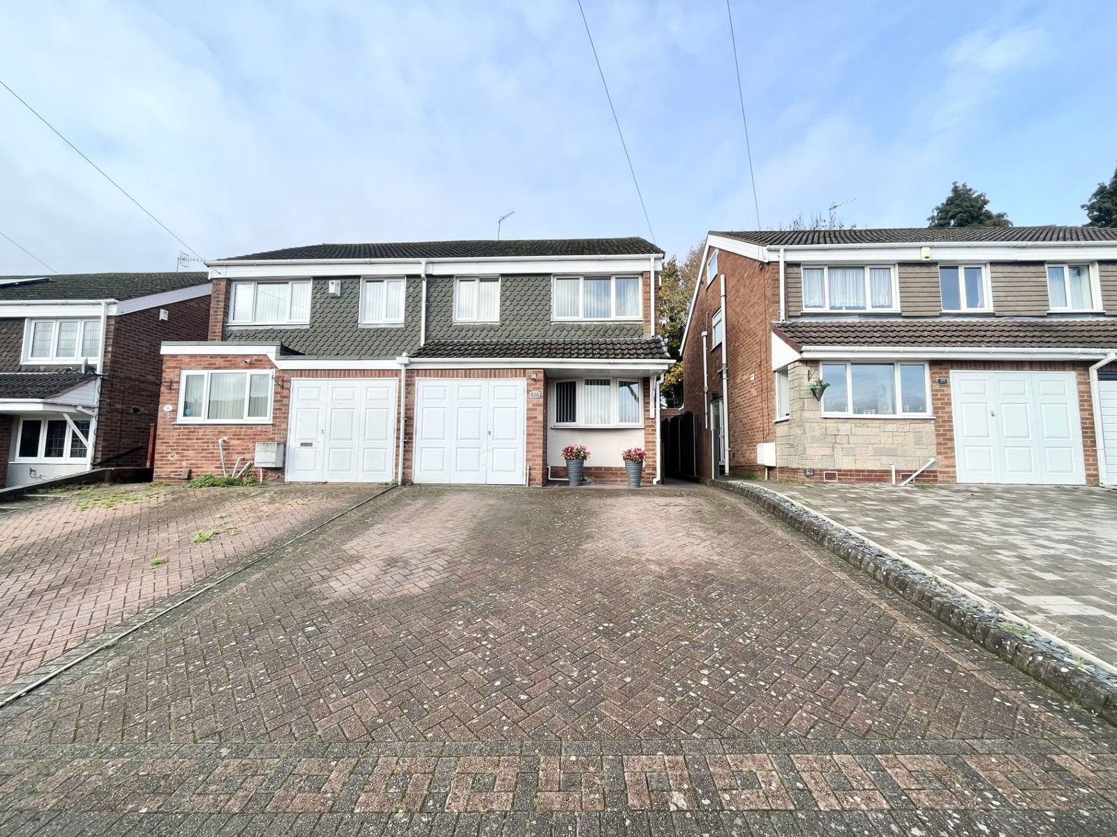 3 bedroom Semi-detached house Under Offer