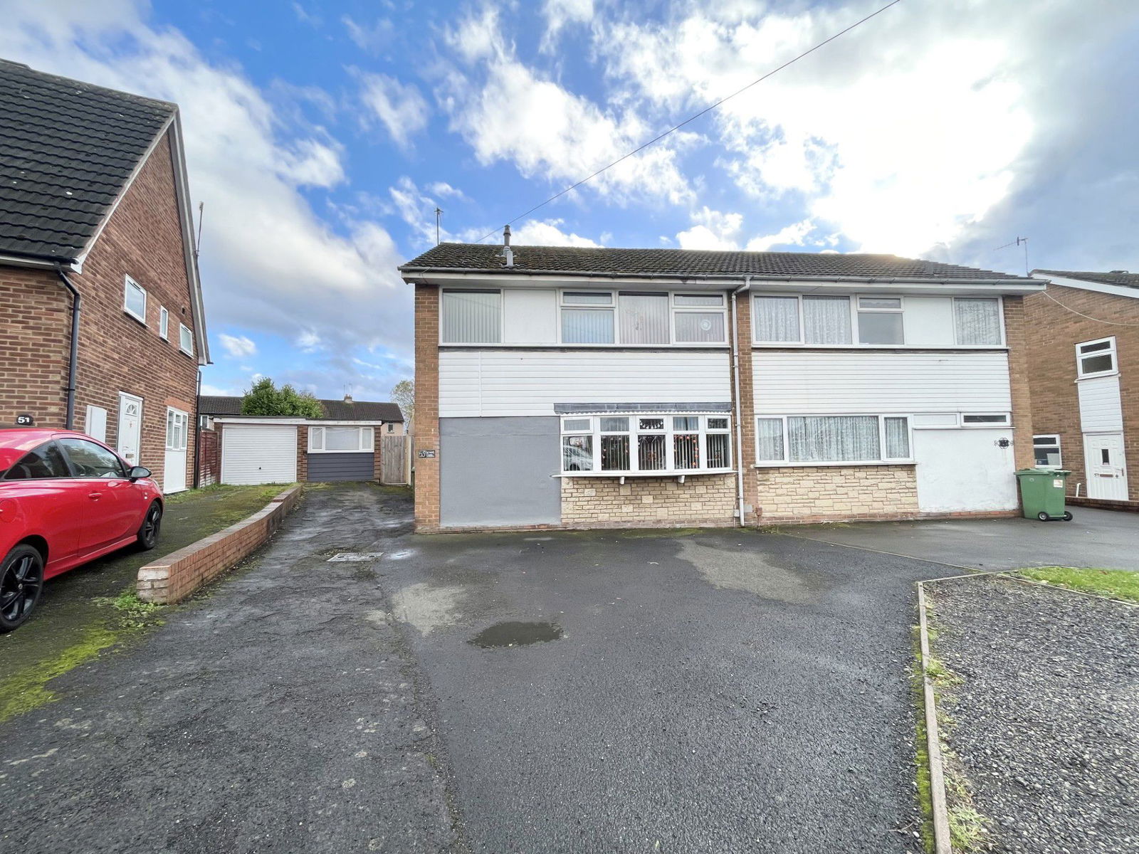 3 bedroom Semi-detached house Under Offer