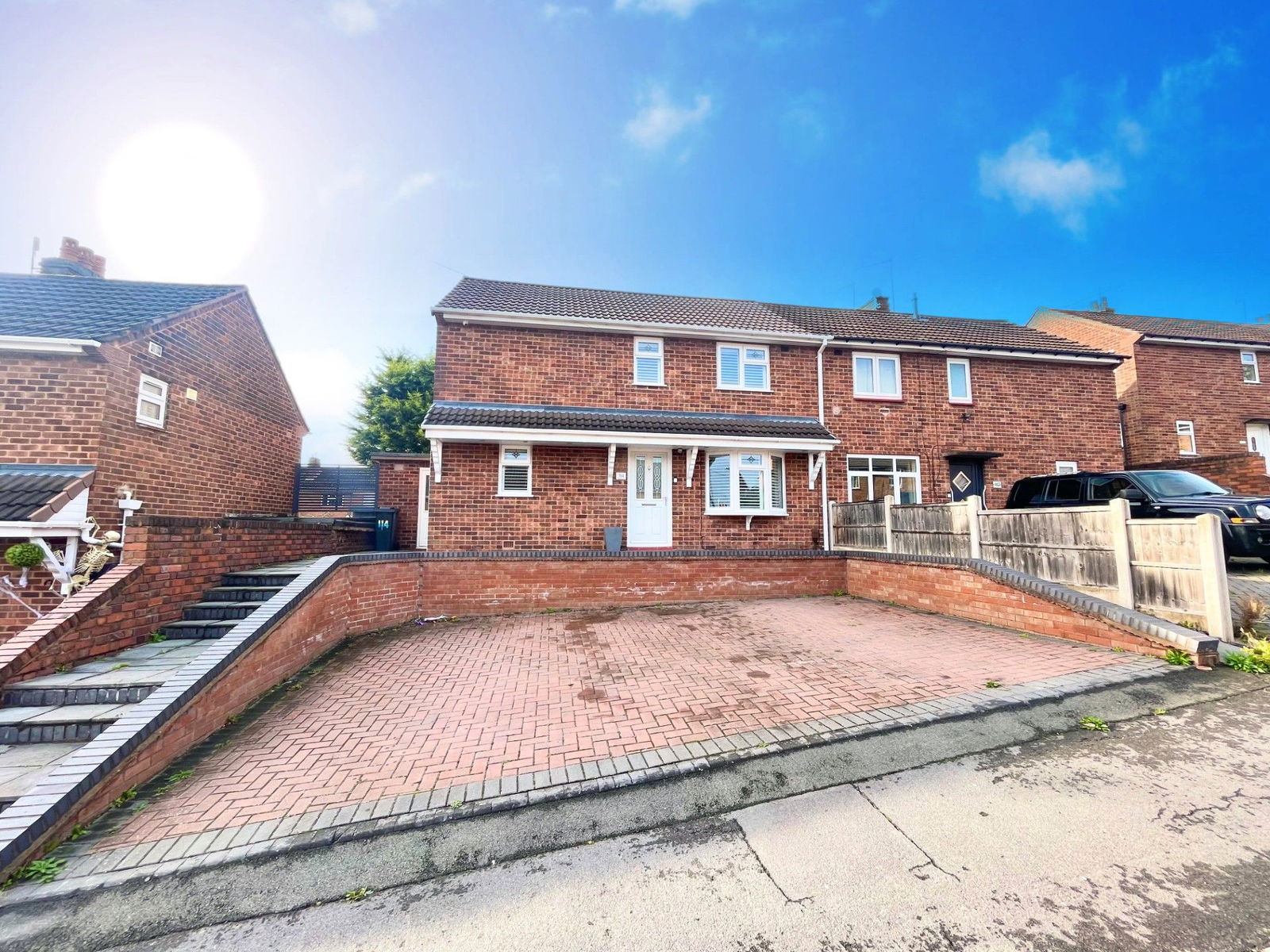3 bedroom Semi-detached house Under Offer