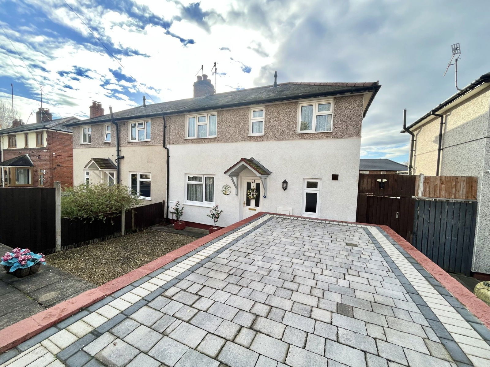 3 bedroom Semi-detached house Under Offer