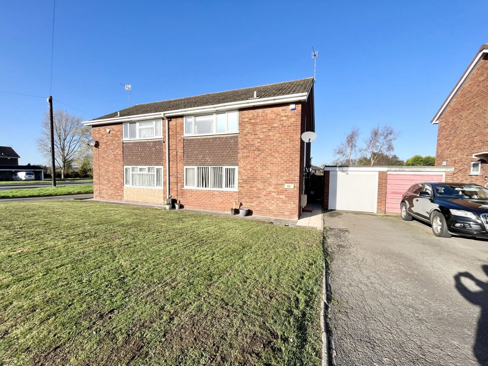 3 bedroom Semi-detached house Under Offer