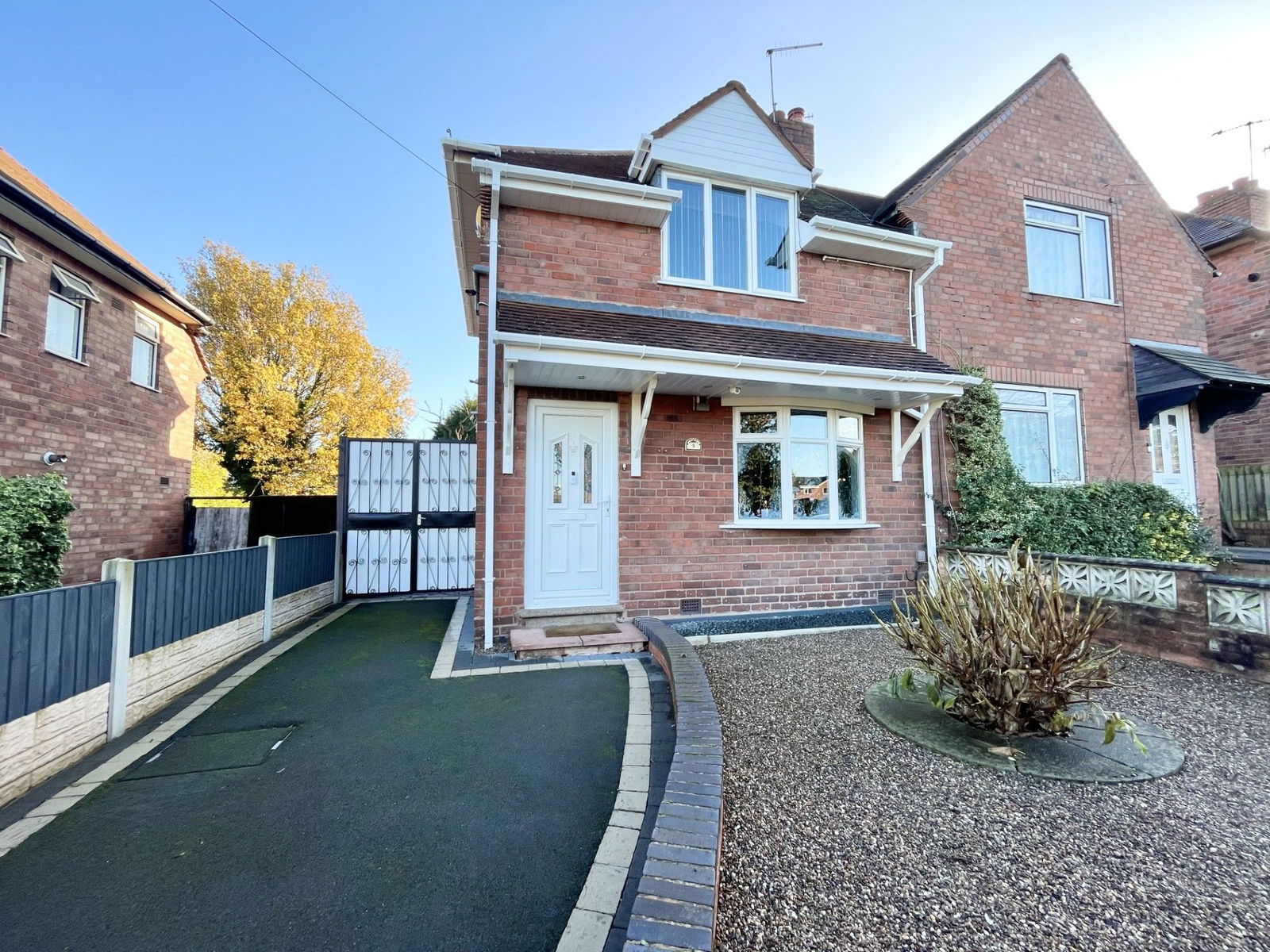 2 bedroom Semi-detached house Under Offer