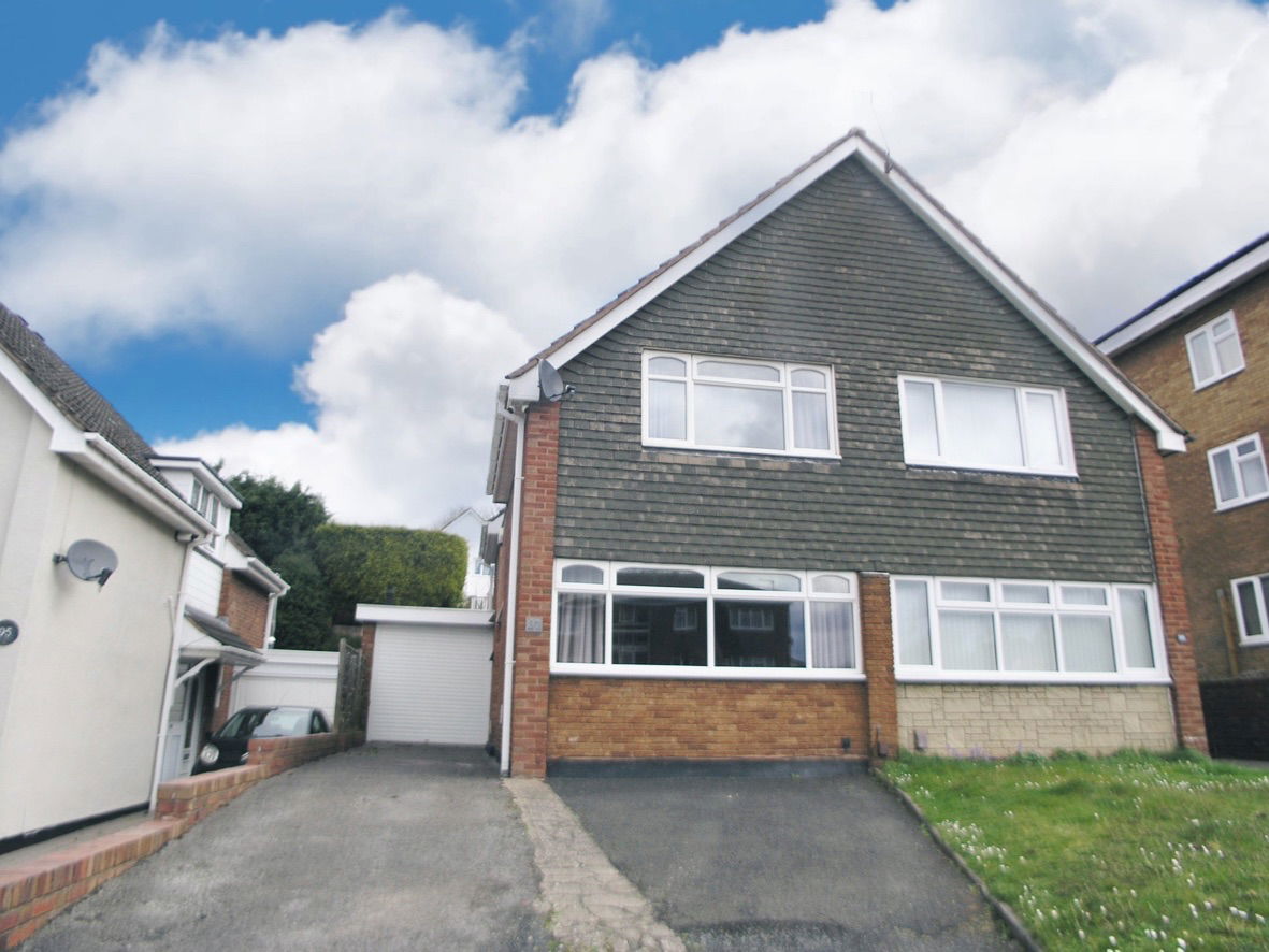 2 bedroom Semi-detached house Under Offer