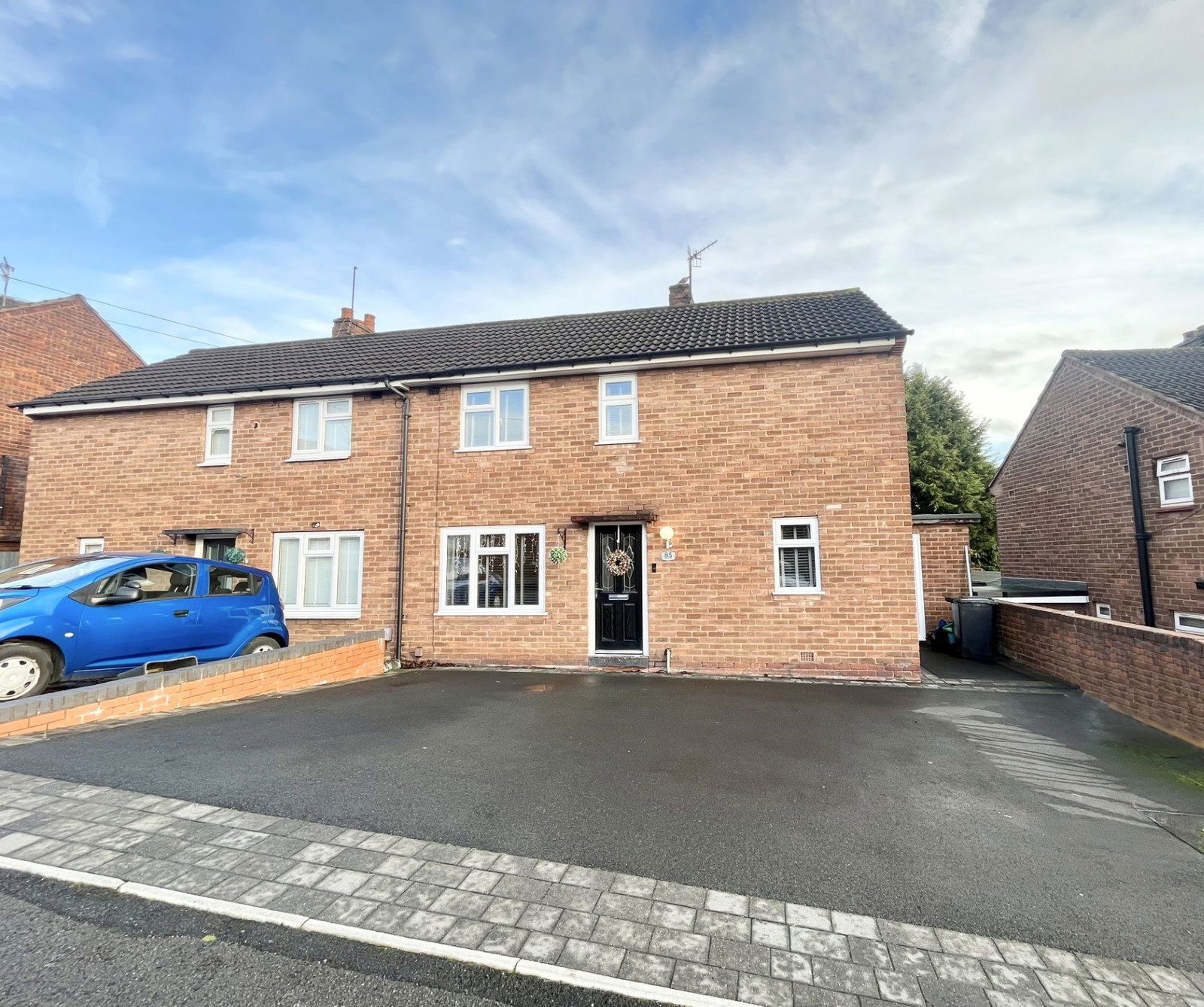 3 bedroom Semi-detached house Under Offer