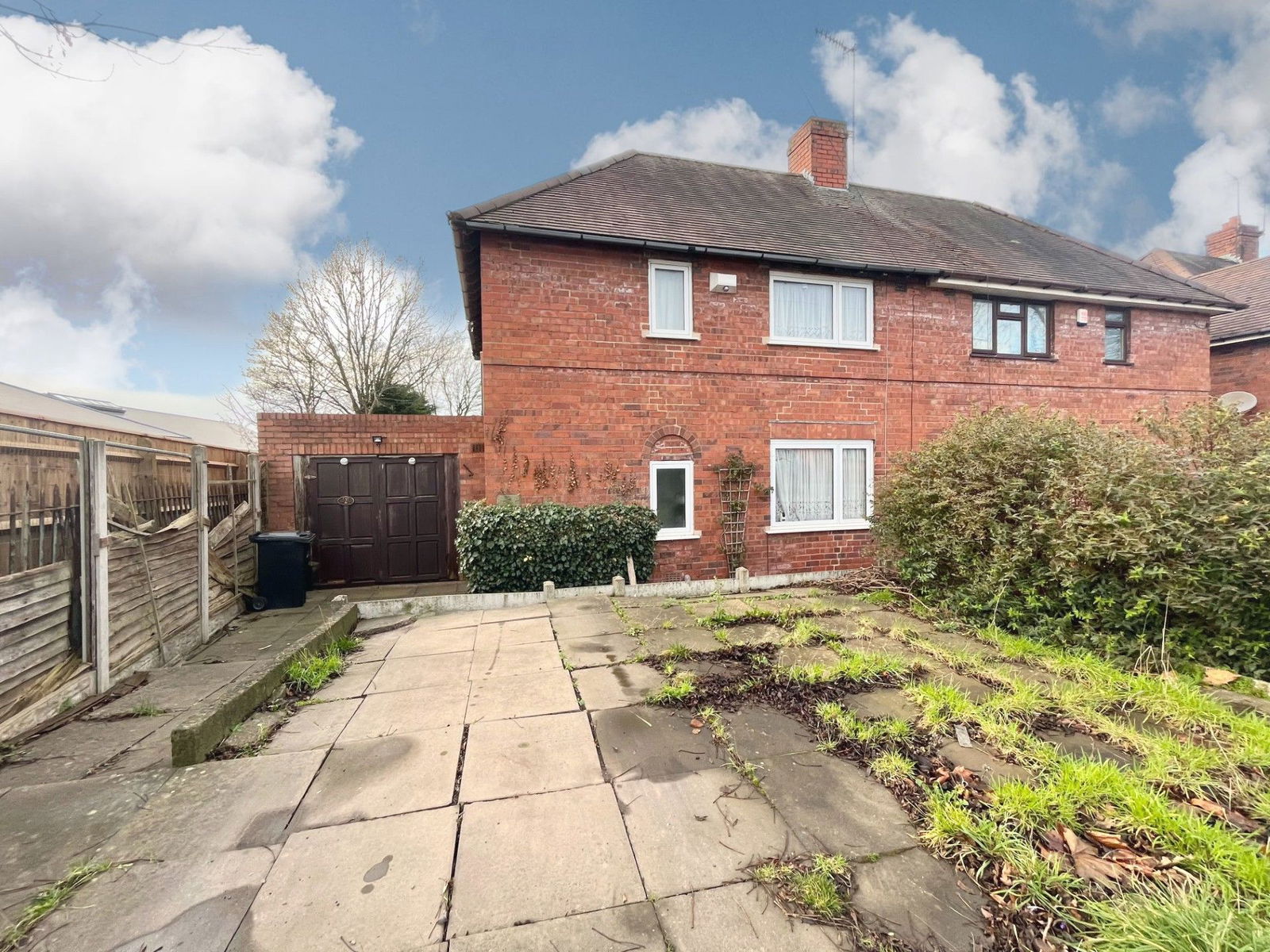3 bedroom Semi-detached house Under Offer