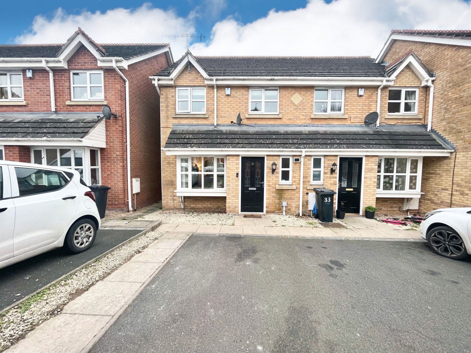 3 bedroom Semi-detached house Under Offer