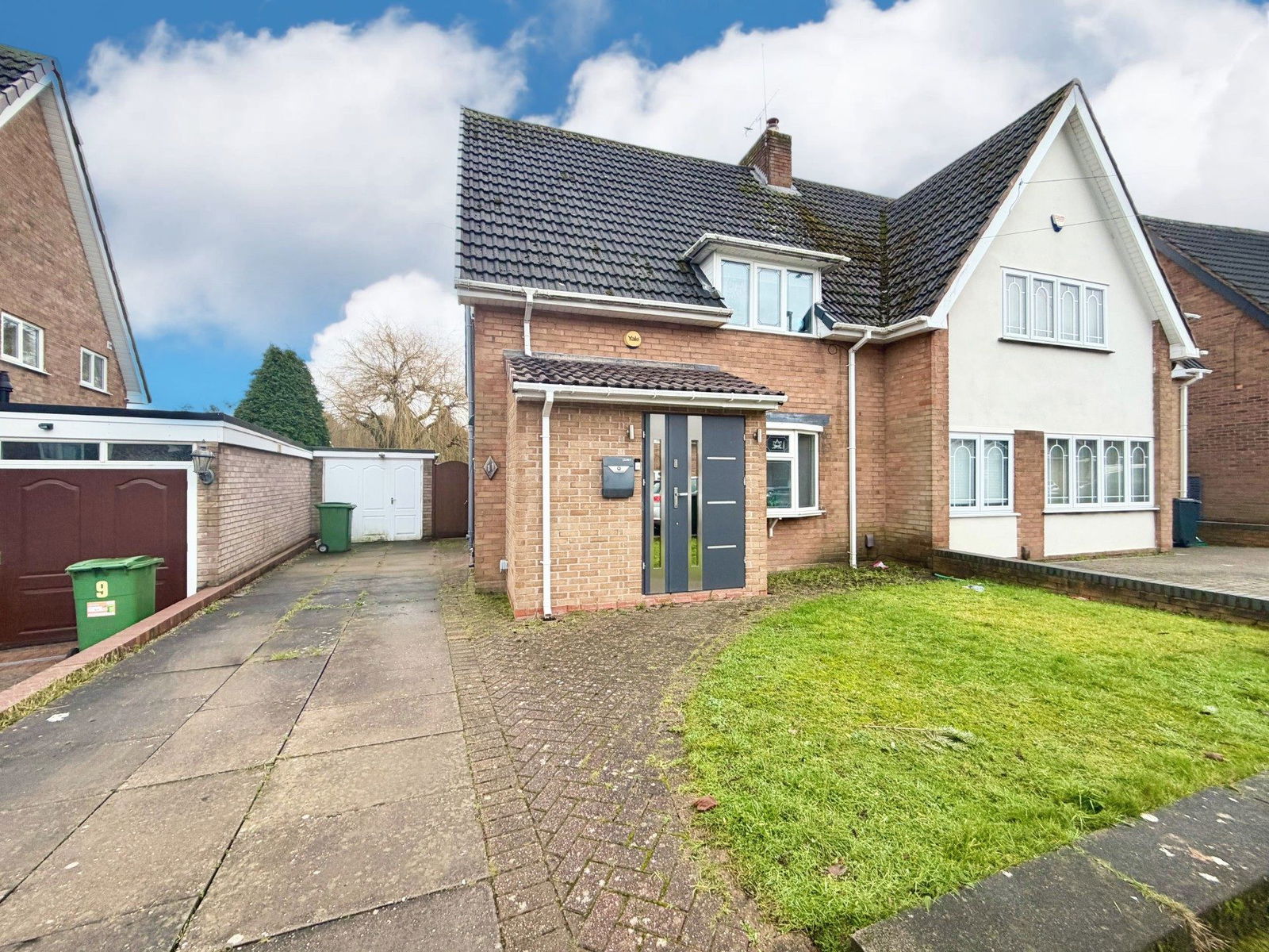 3 bedroom Semi-detached house Under Offer