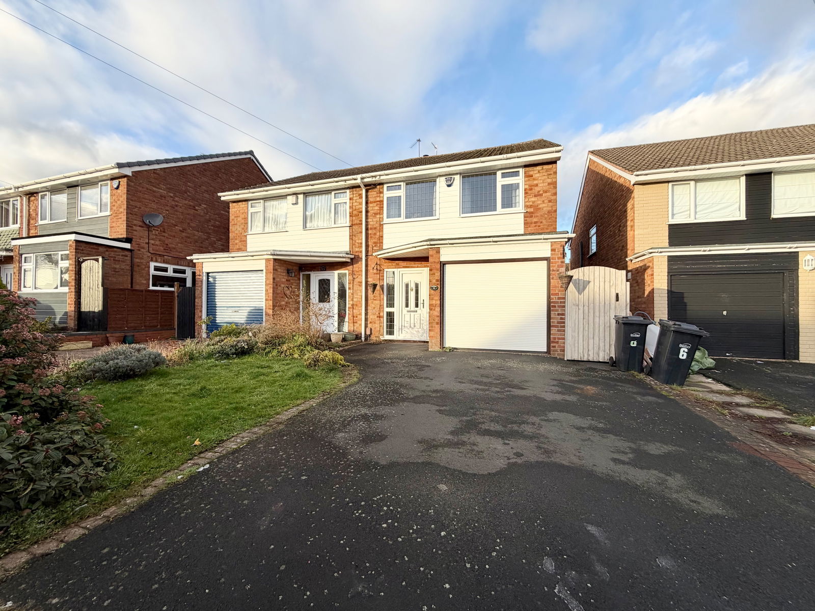 3 bedroom Semi-detached house Under Offer