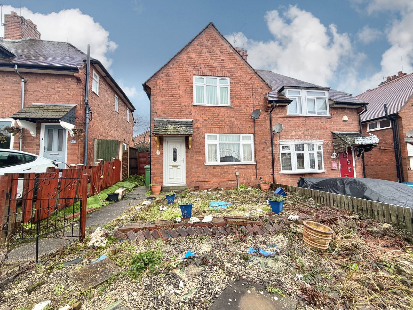 2 bedroom Semi-detached house Under Offer