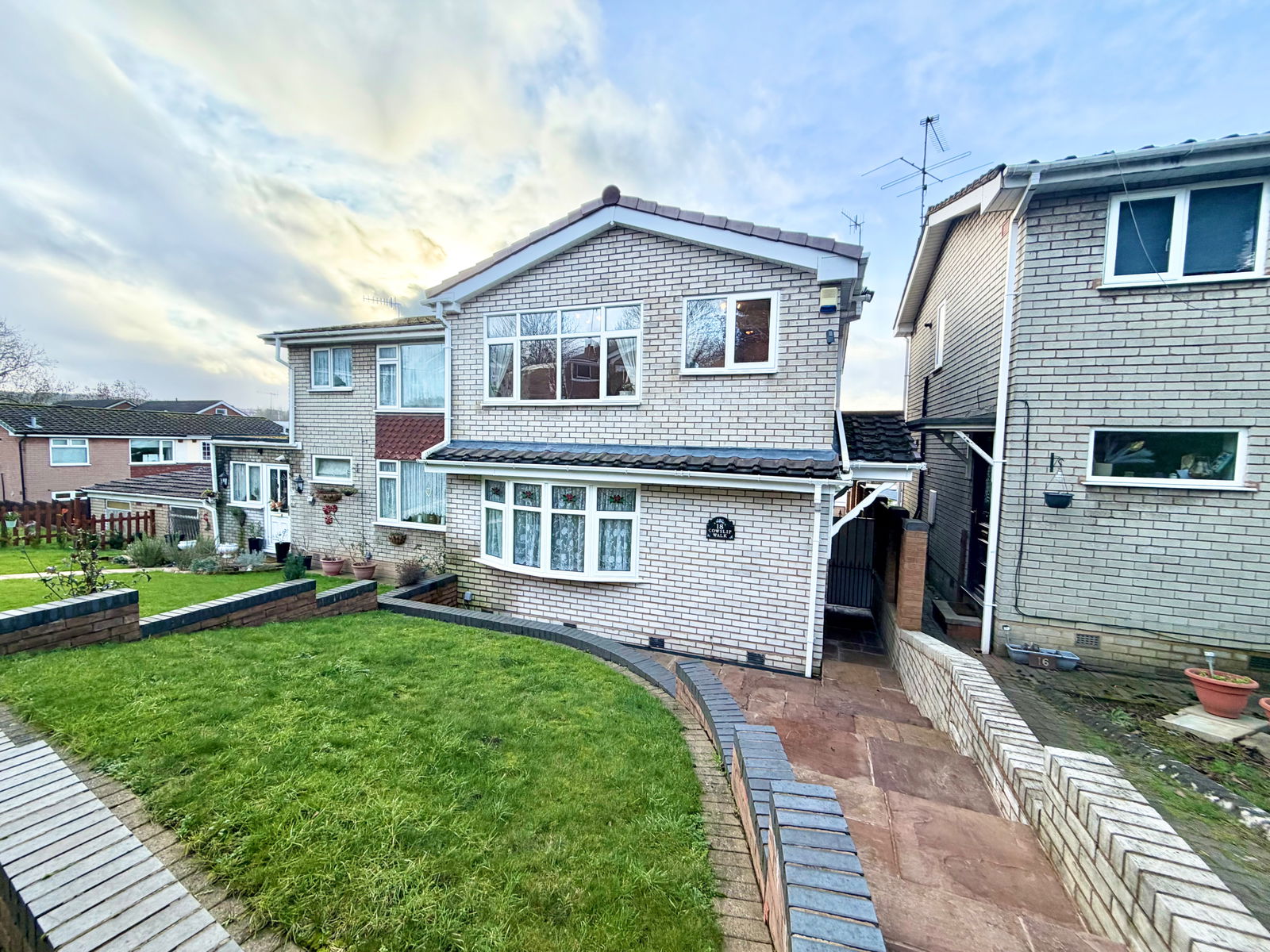 3 bedroom Semi-detached house Under Offer