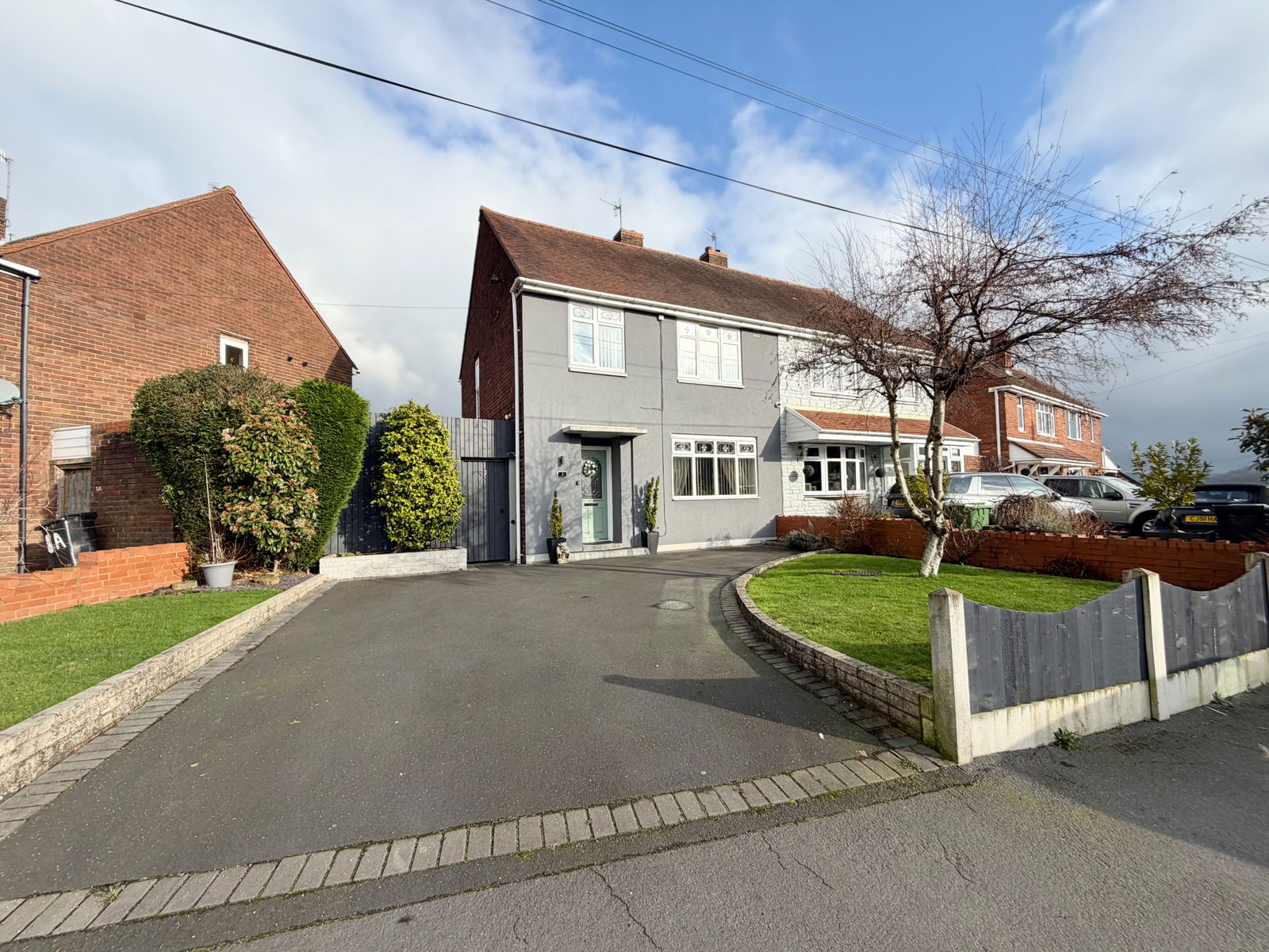 3 bedroom Semi-detached house Under Offer