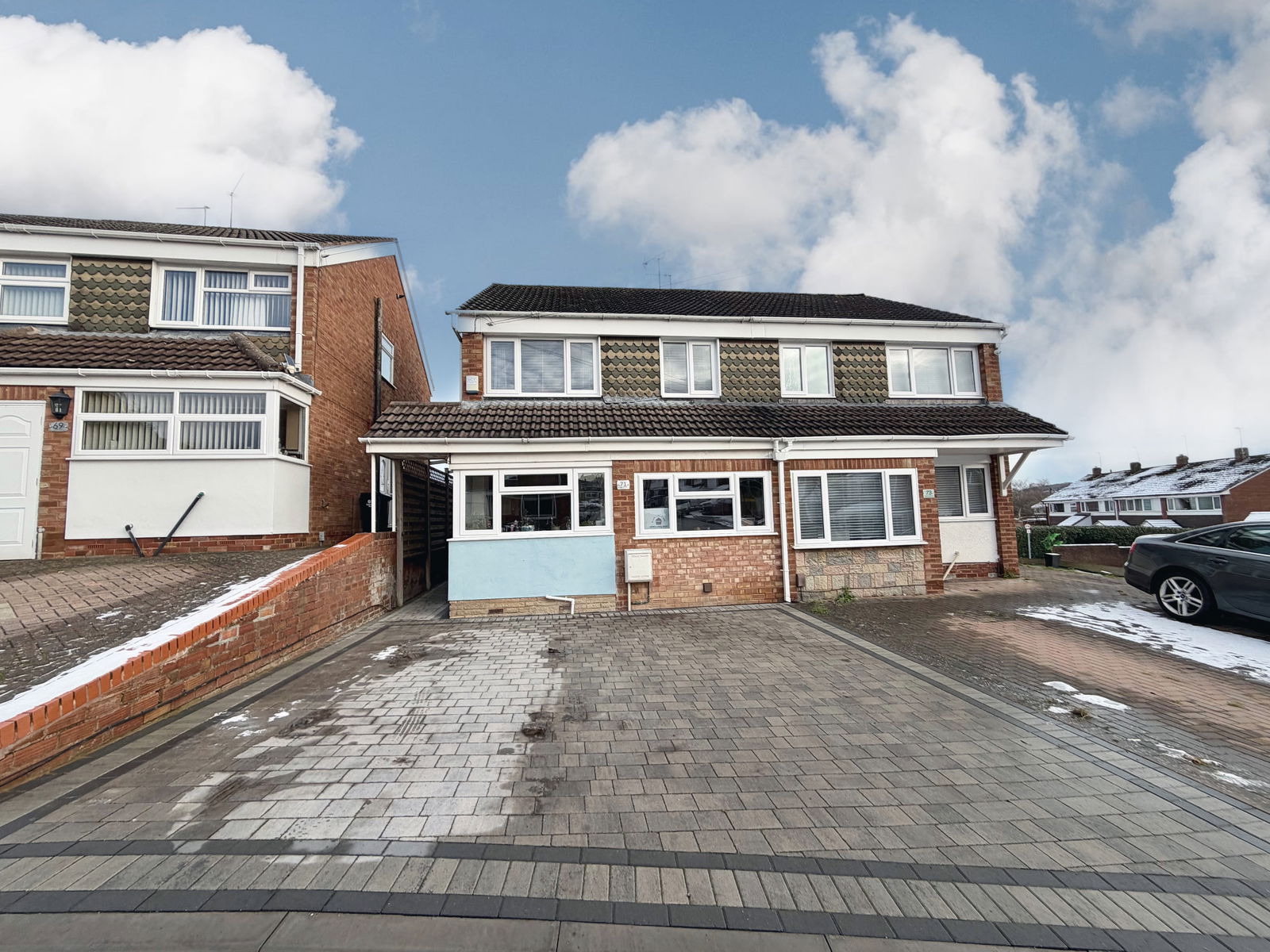 3 bedroom Semi-detached house Under Offer