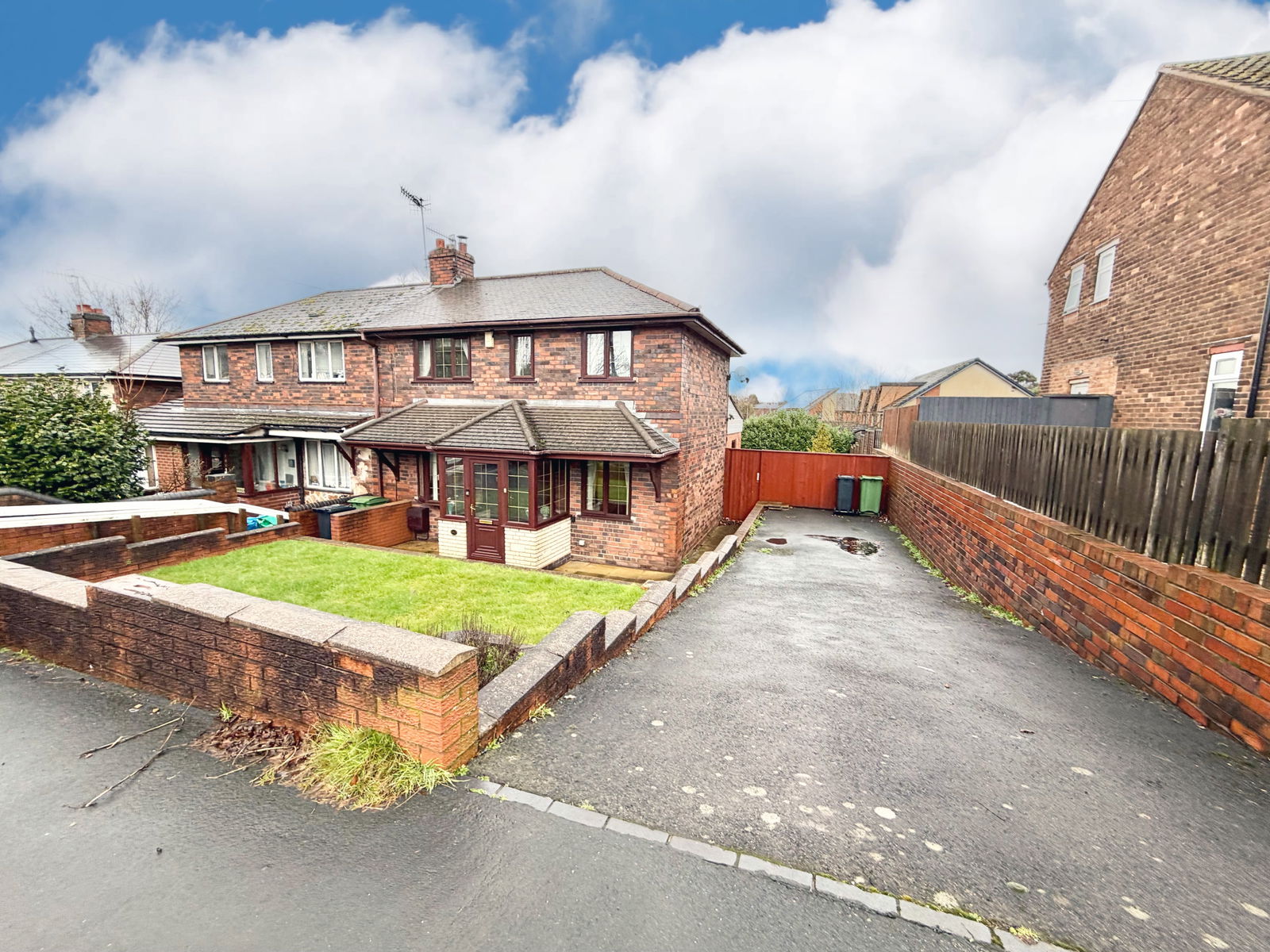2 bedroom Semi-detached house Under Offer