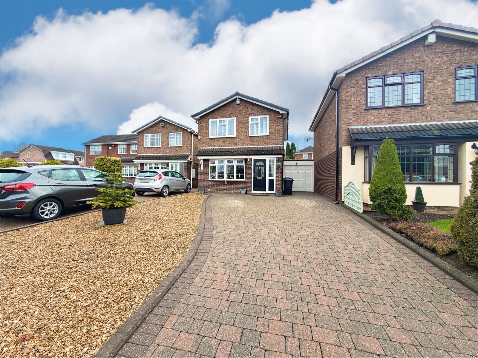 3 bedroom Detached house Under Offer