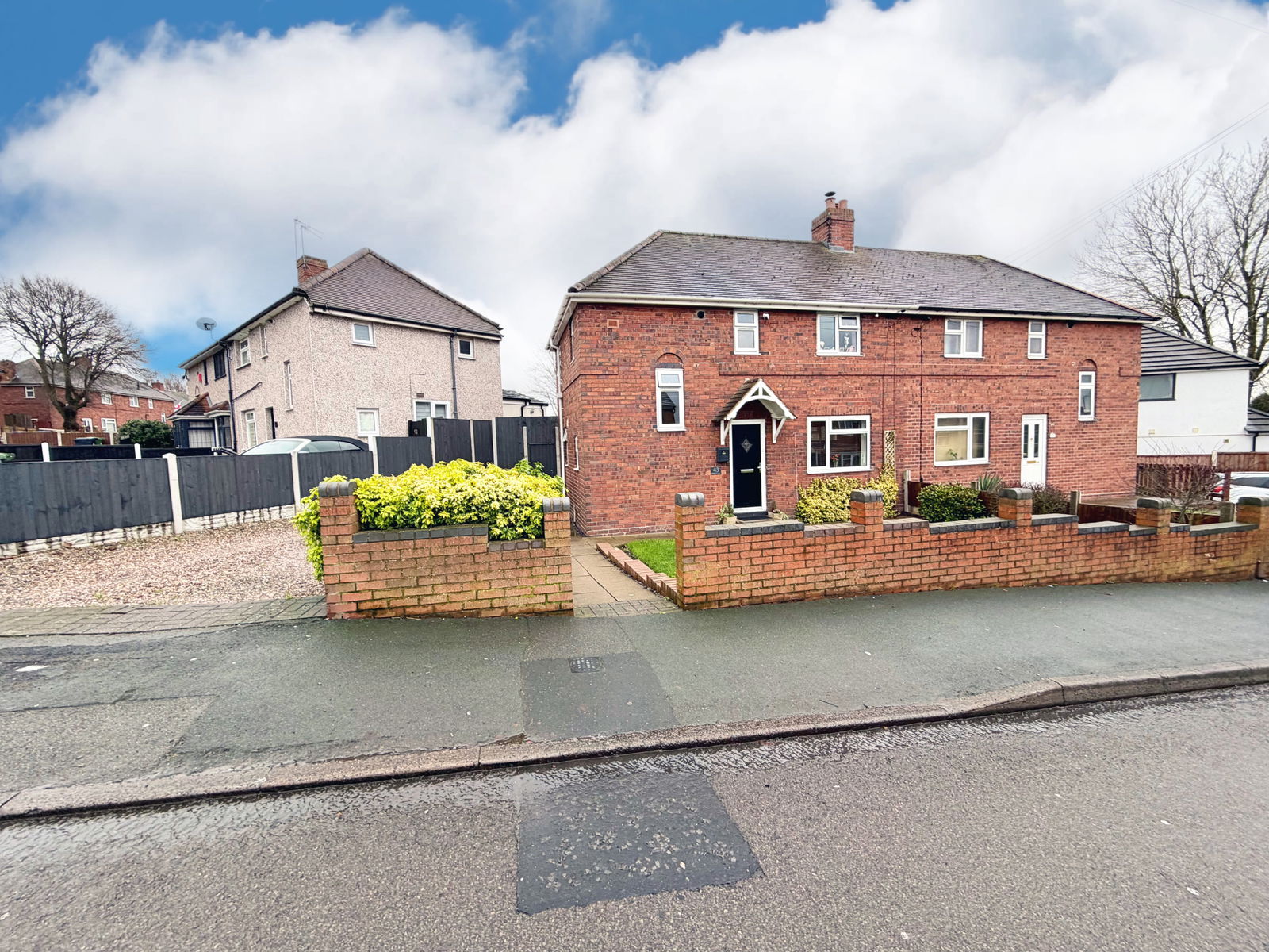 3 bedroom Semi-detached house Under Offer