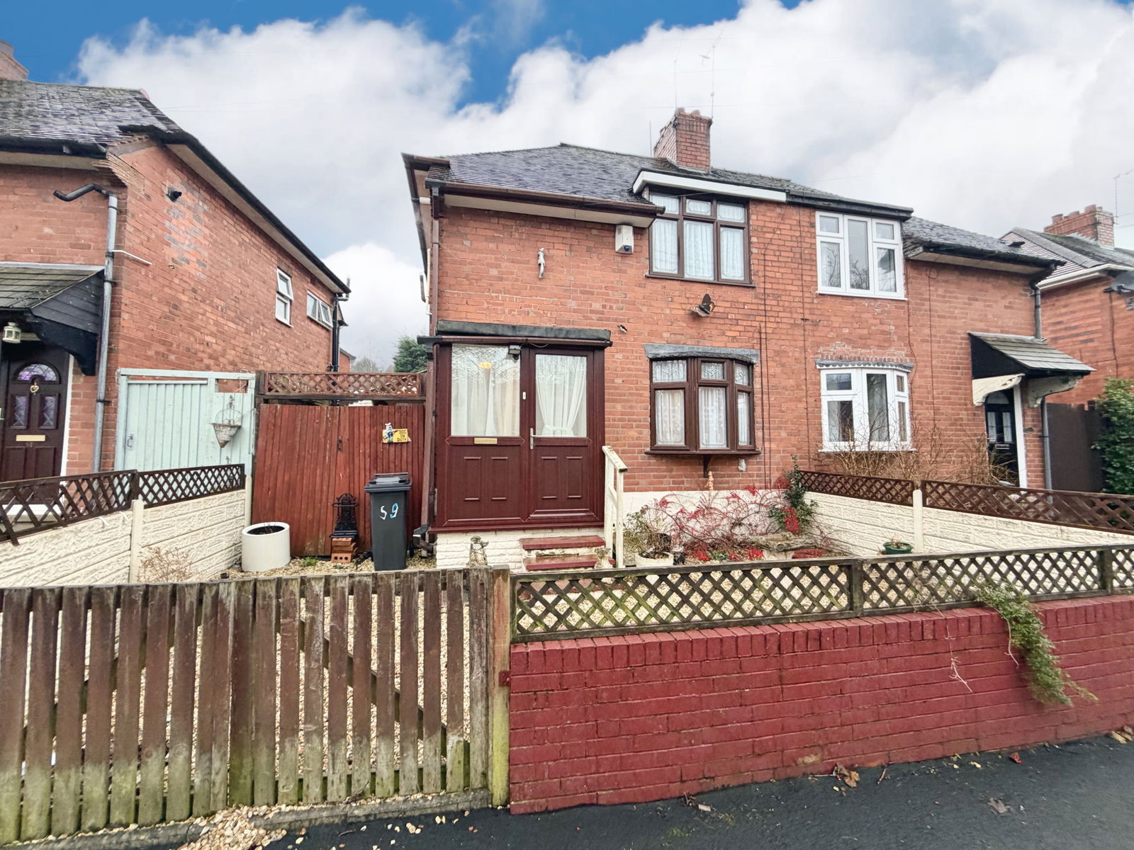 2 bedroom Semi-detached house Under Offer