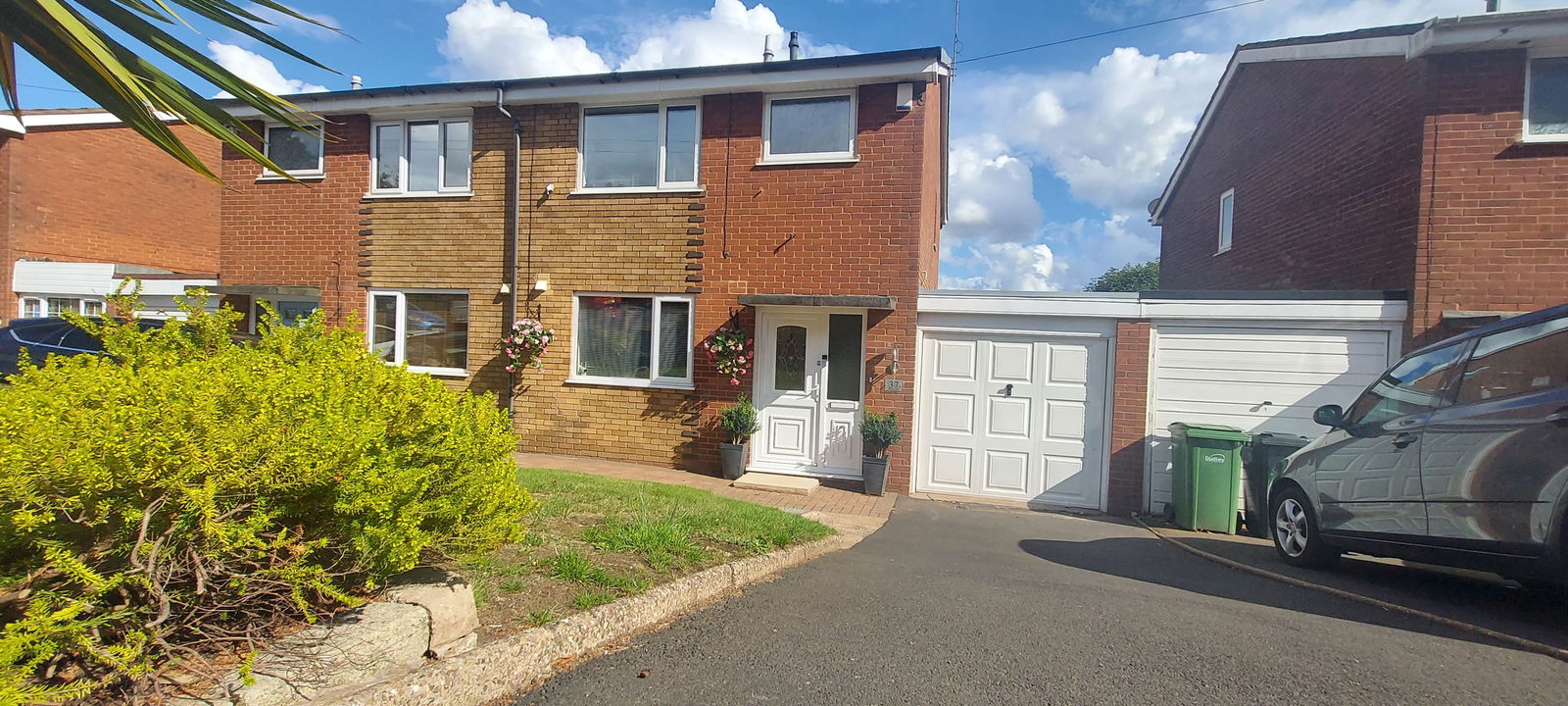 3 bedroom Semi-detached house Under Offer