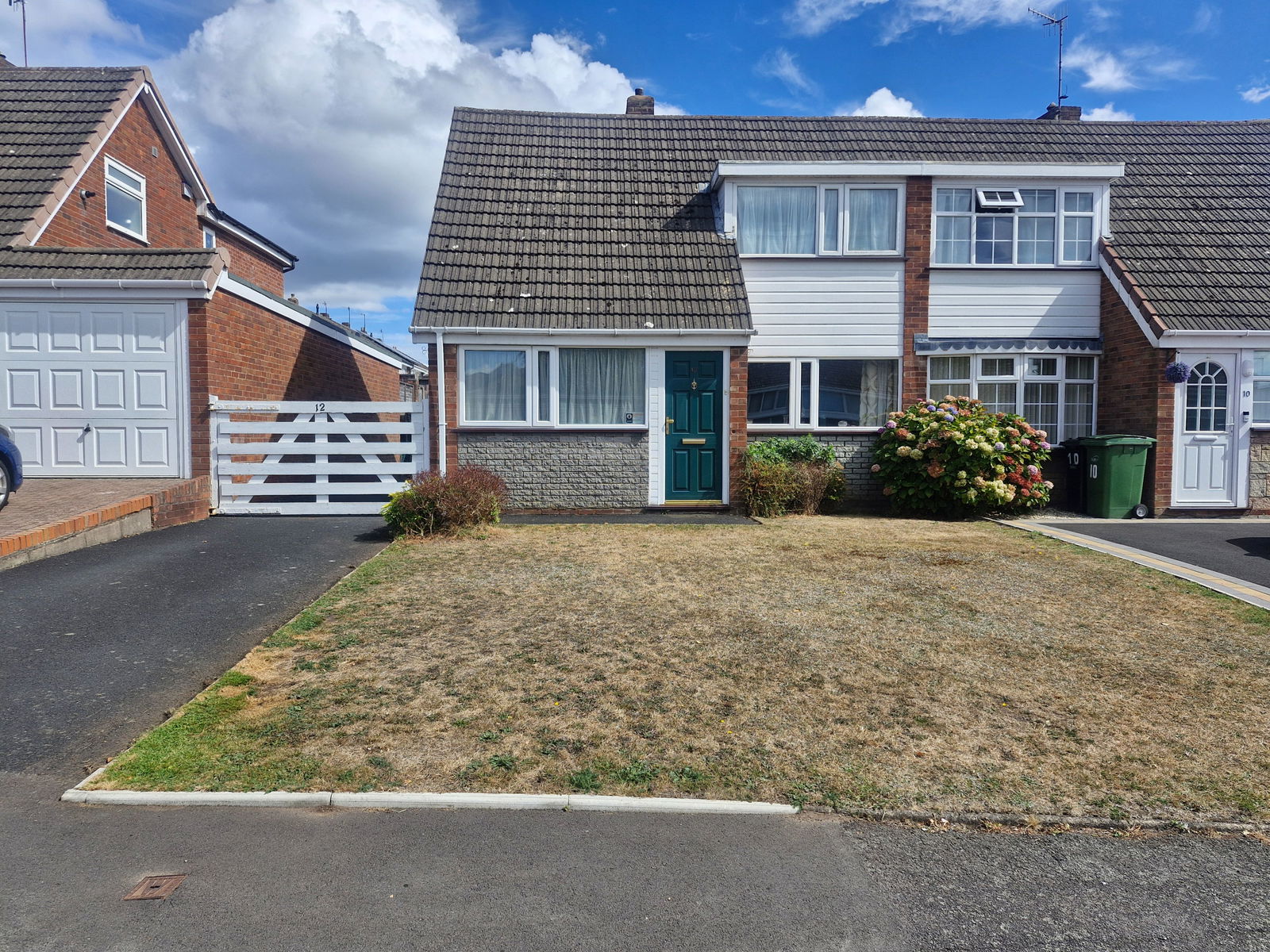 3 bedroom Semi-detached house Under Offer