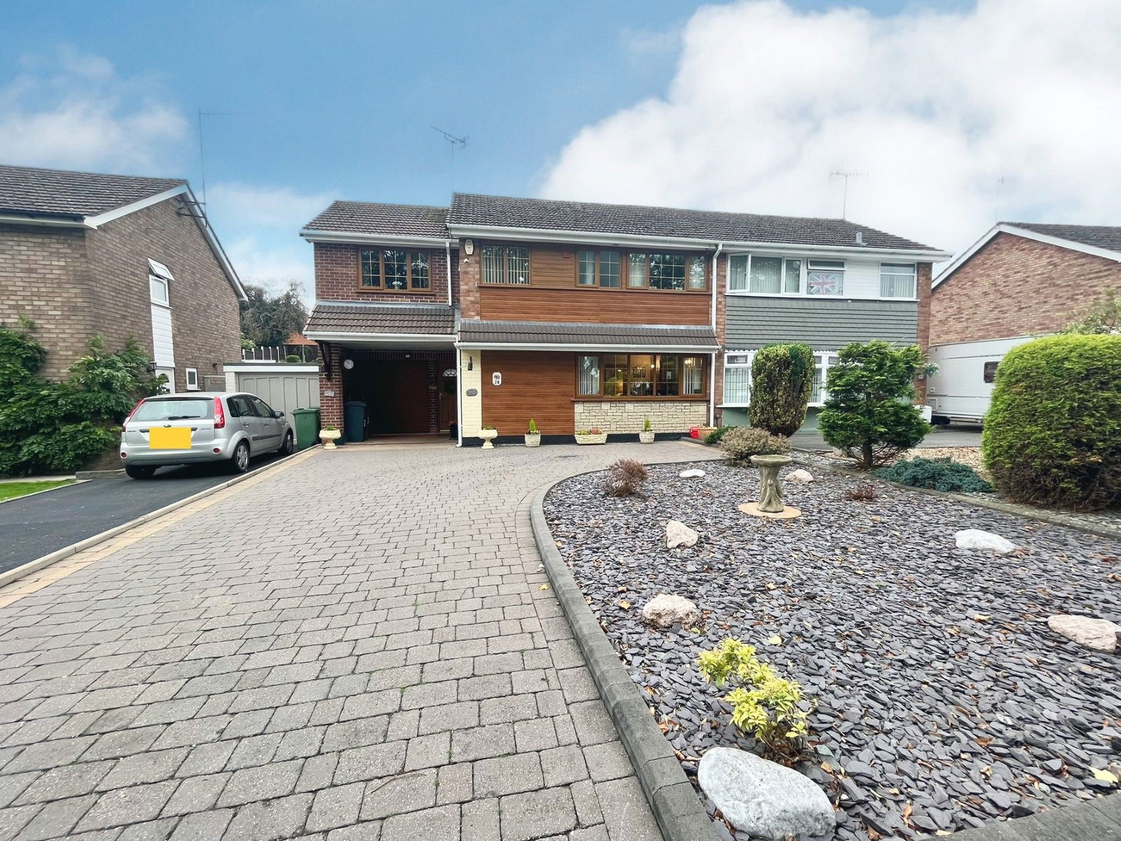 4 bedroom Semi-detached house Under Offer