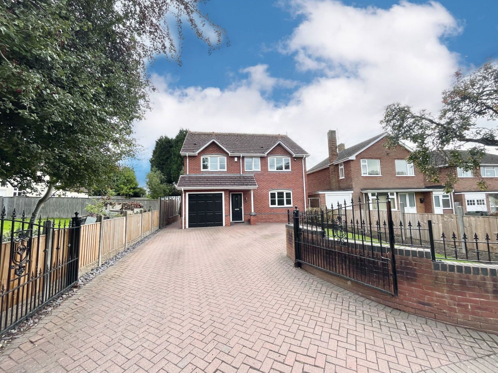 4 bedroom Detached house Under Offer