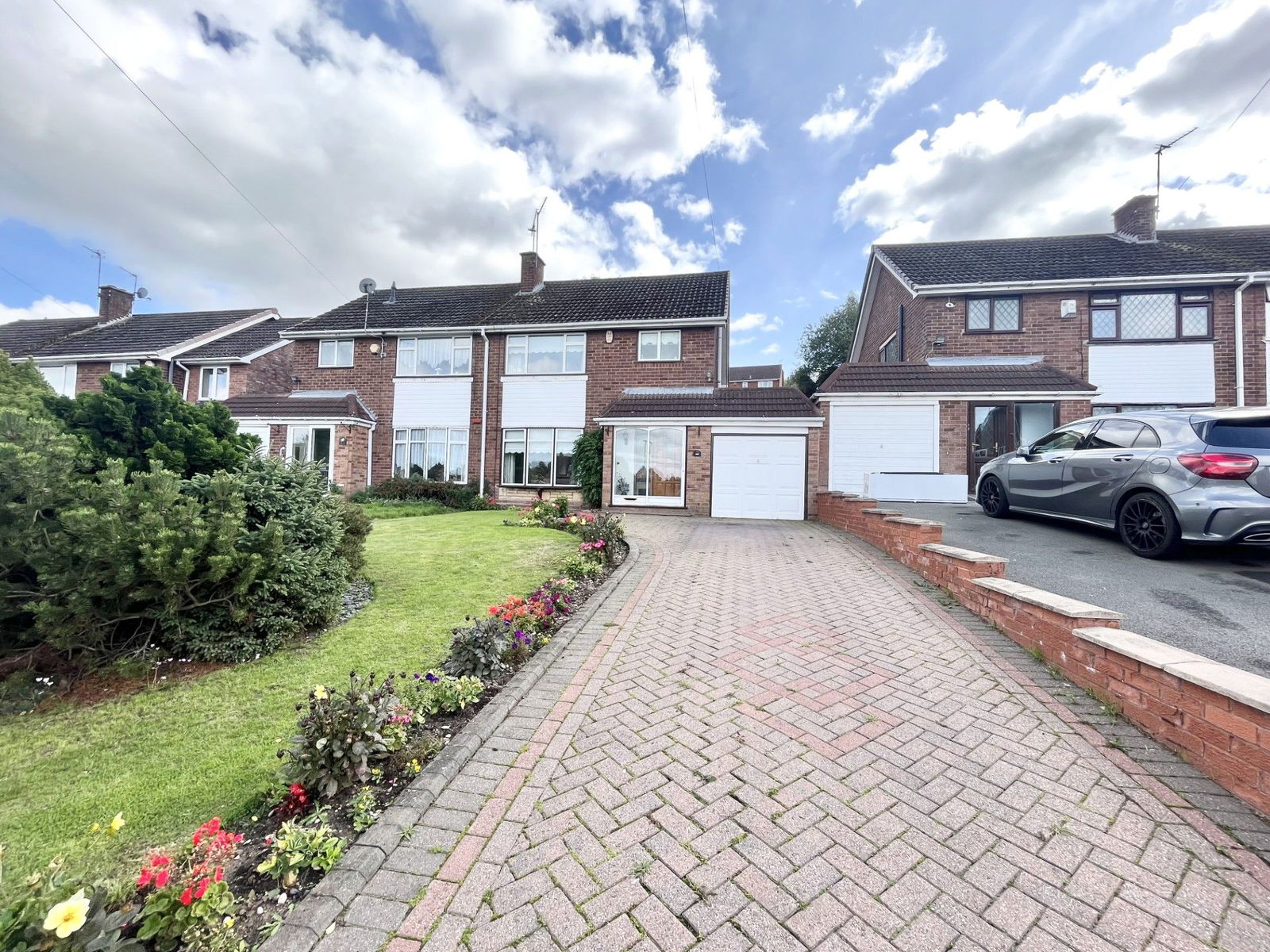 3 bedroom Semi-detached house Under Offer