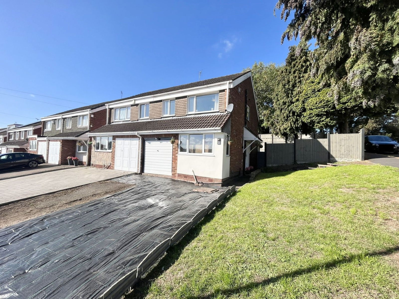 3 bedroom Semi-detached house Under Offer
