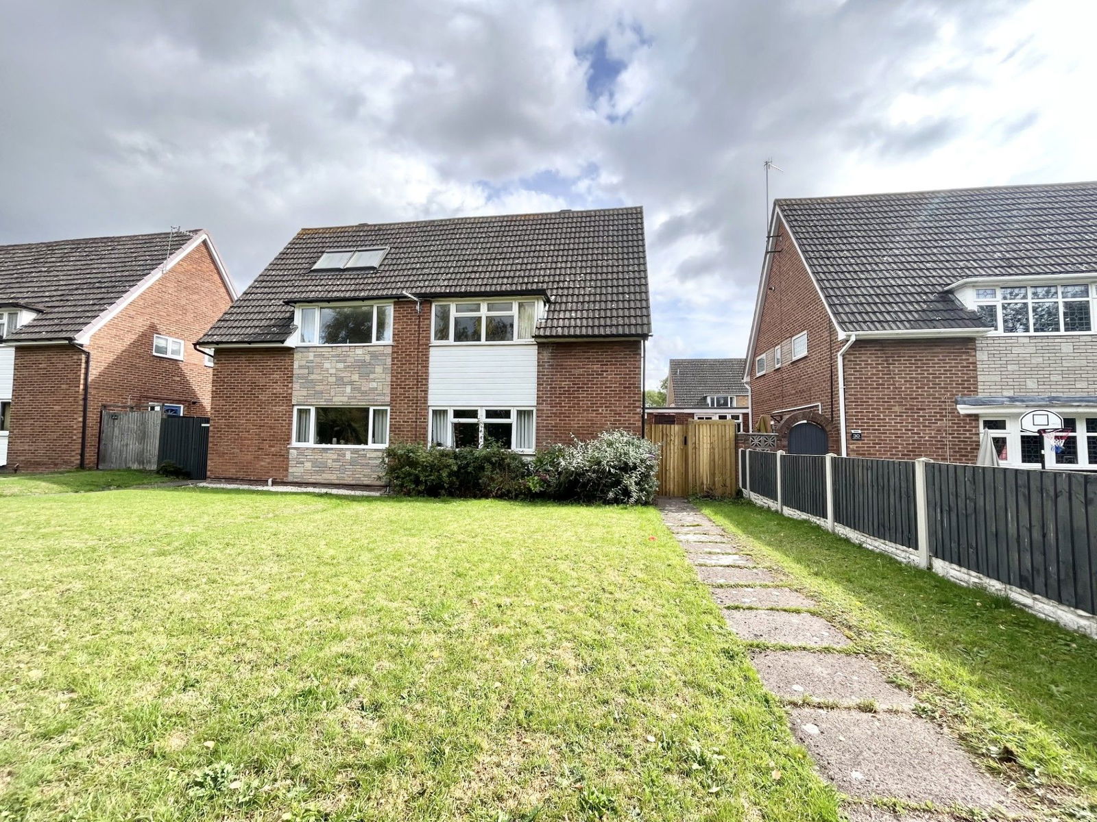 2 bedroom Semi-detached house Under Offer