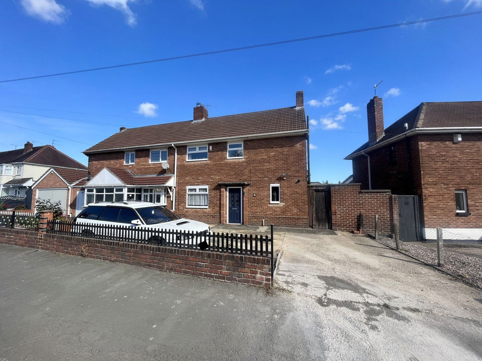 3 bedroom Semi-detached house Under Offer
